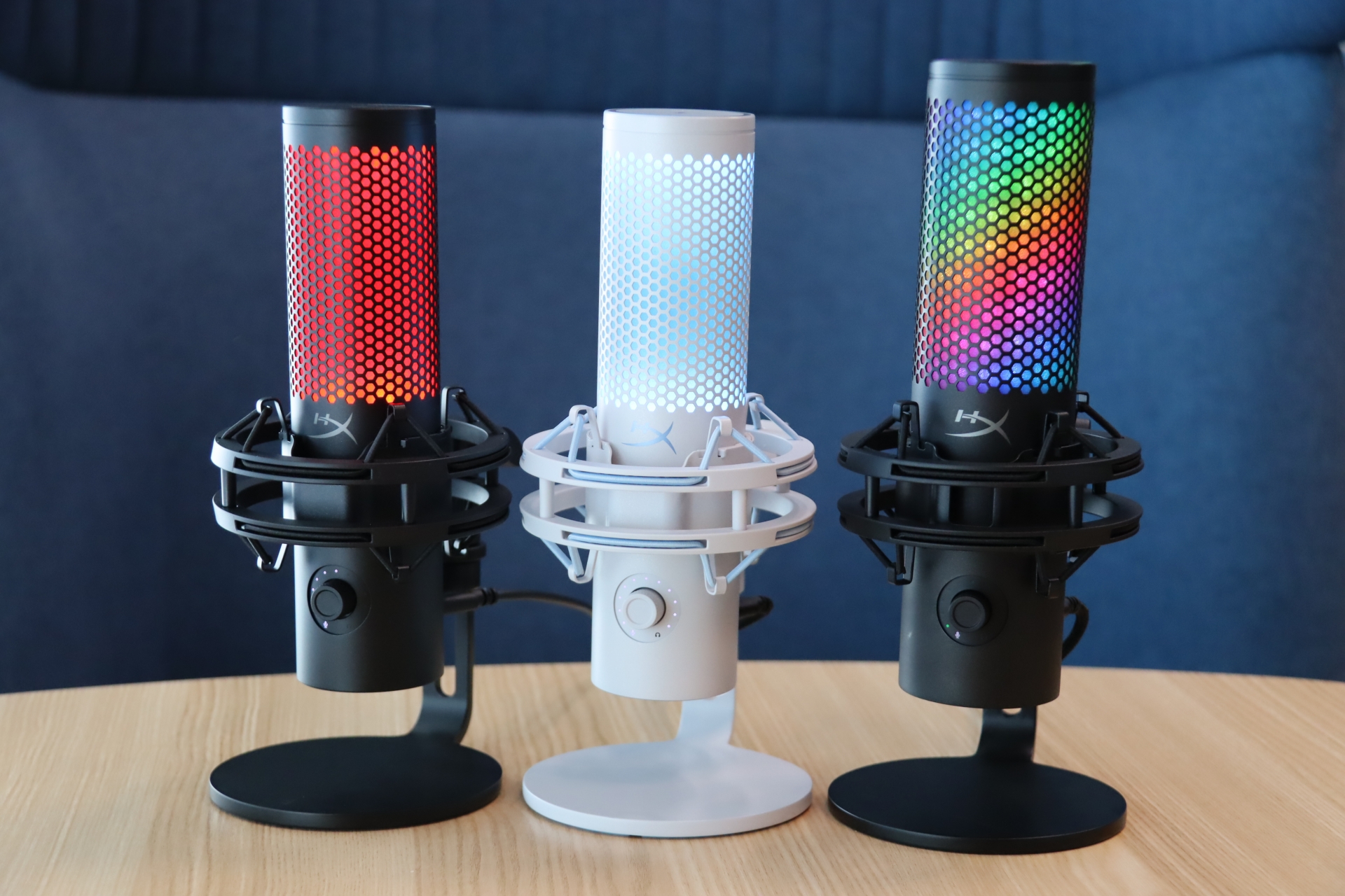 下位モデルの「HyperX QuadCast 2」（左、中央）と並べたところ。「HyperX QuadCast 2」の光は単色のみ（黒は赤、白は水色）となるが、基本的な性能は押さえた製品となる