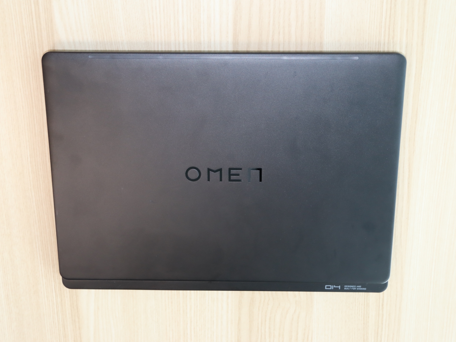 ゲーミングノートPCとは思えない、すっきりとしたデザイン