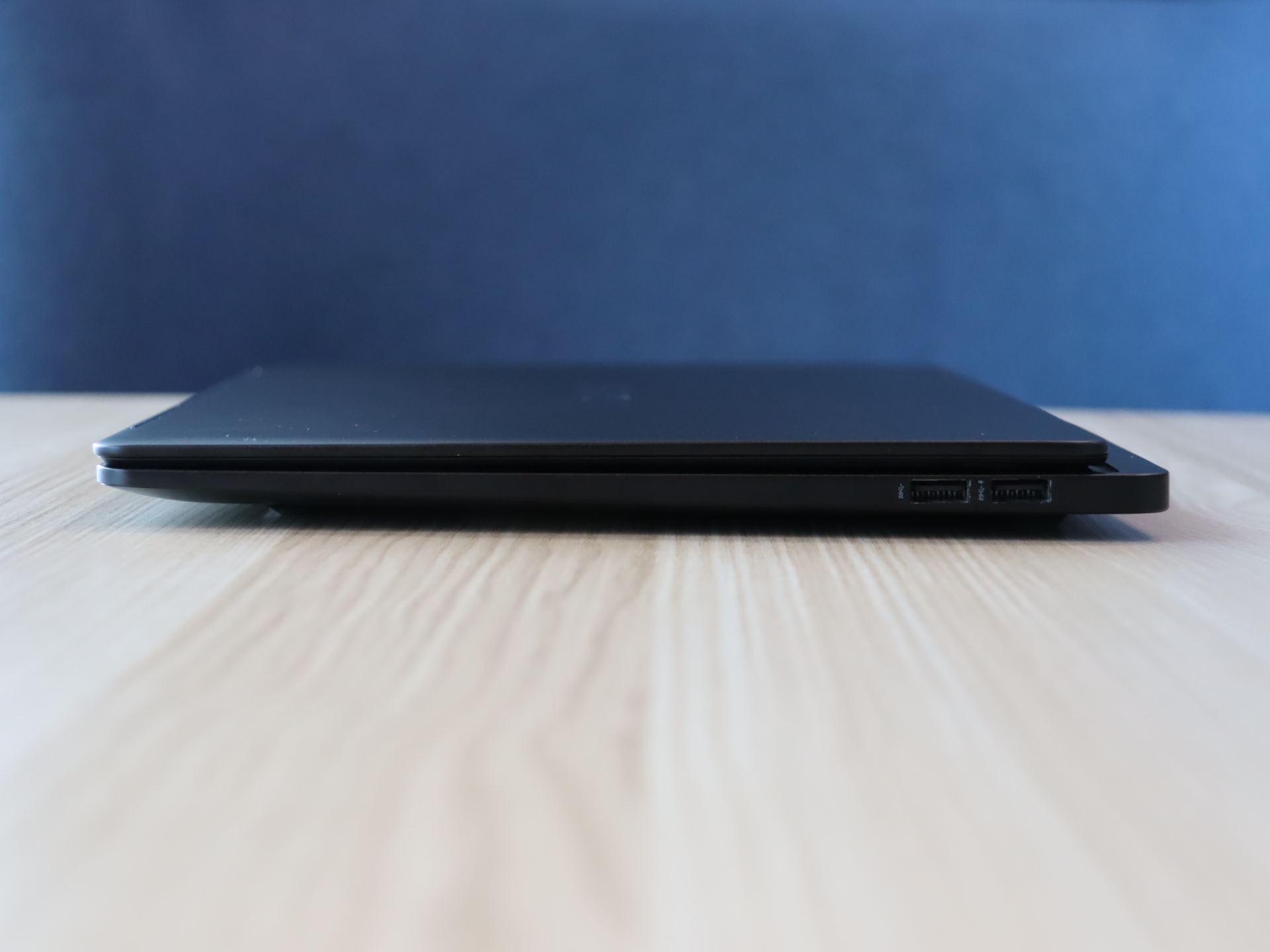 横から見てもとにかく薄い