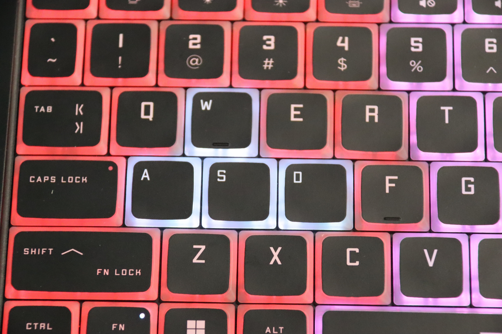 キーボードにはクリア素材を使用し、HyperXの「プディングキーキャップ」をイメージしたものになっている