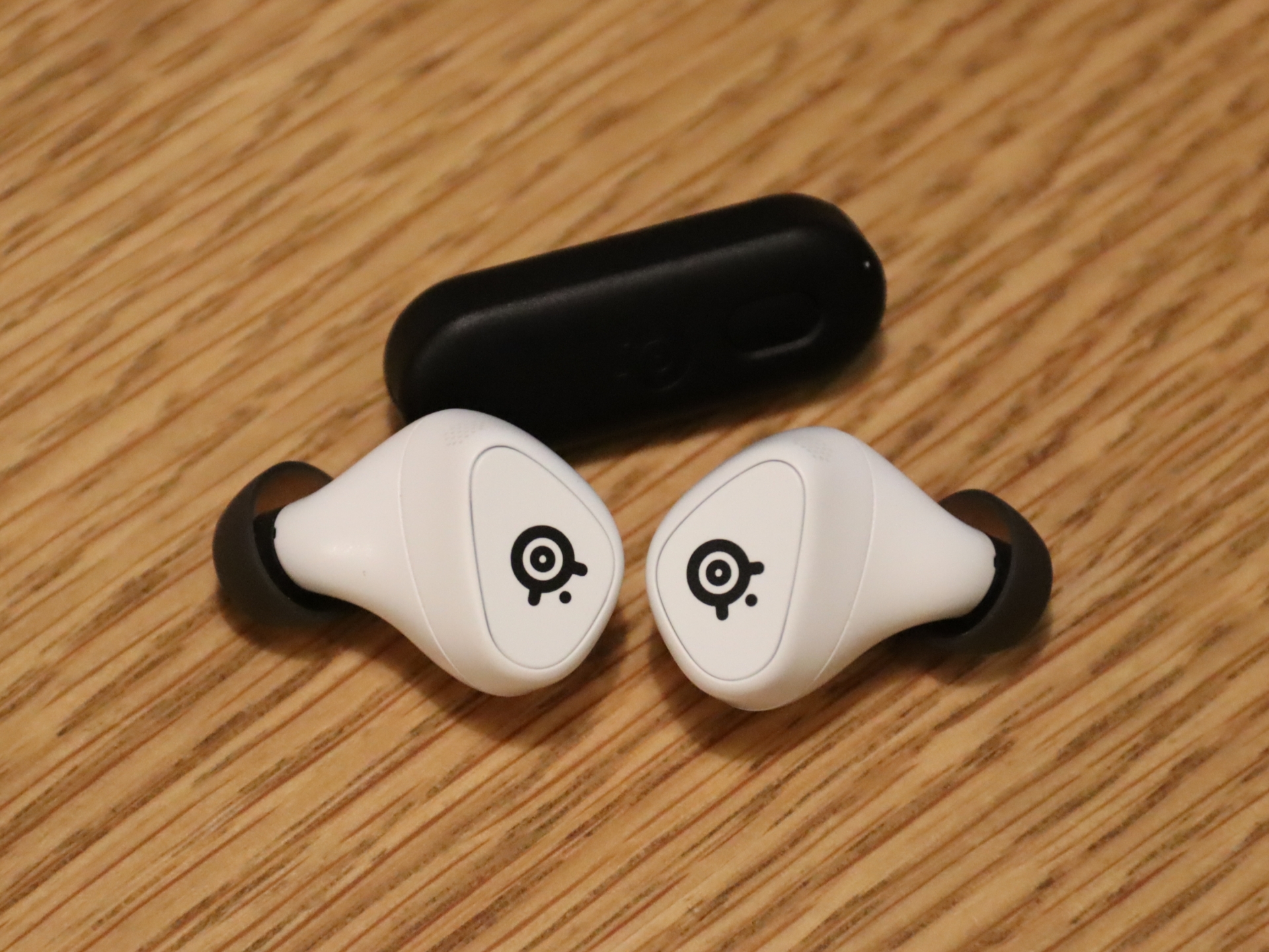 中にイヤホンとドングルを収納できる