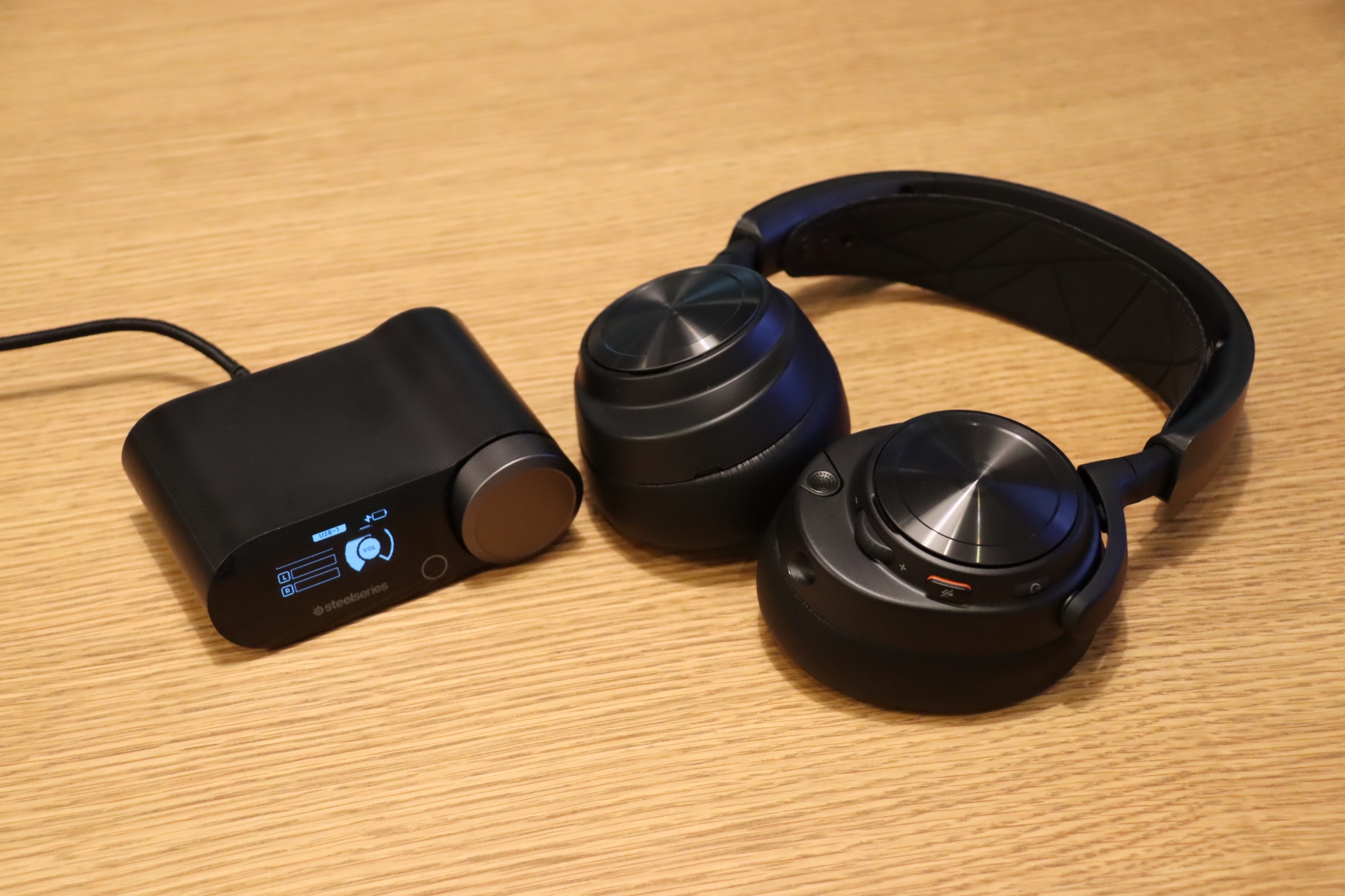 「Base Station」が付属。イコライザー機能もある