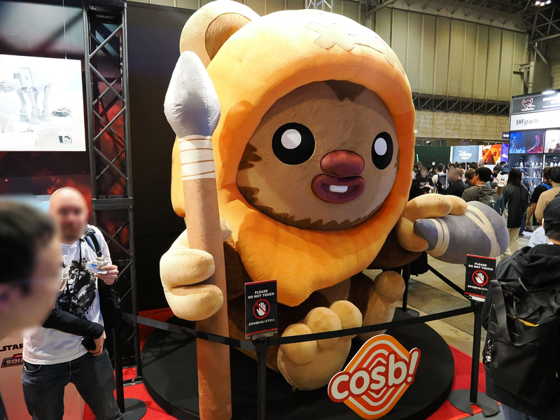 ホットトイズのブース前には巨大なぬいぐるみの「ウィケット」が登場