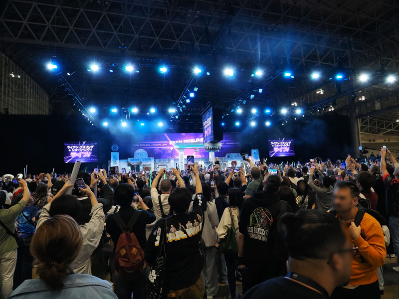 ステージイベント中、スター・ウォーズキャストが登壇すると、ファンの歓声と共にスマートフォンでの動画撮影が始まった
