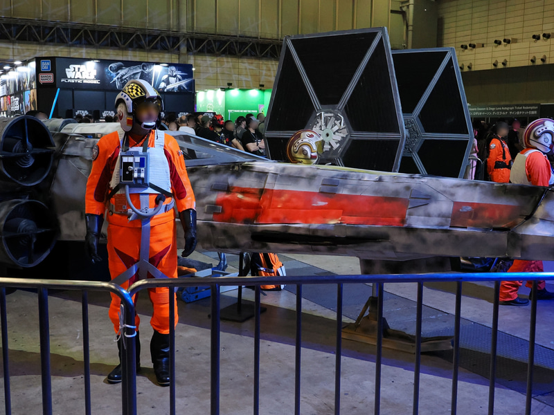 実物大サイズの「Xウイング」。スタッフがコスチュームがぴったり