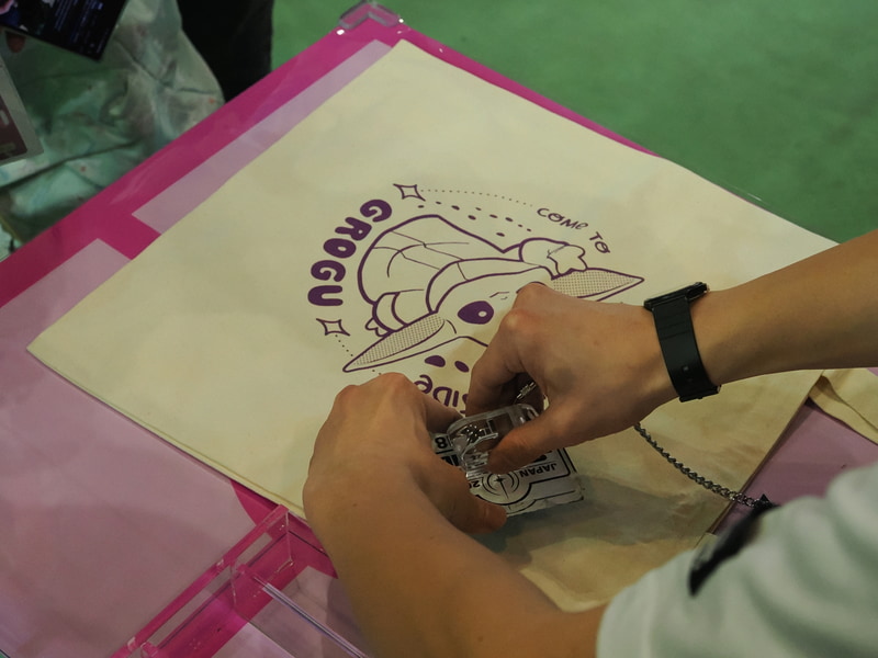 こちらは購入したキャンバストートに好きなスタンプをその場で押してもらえるようだ