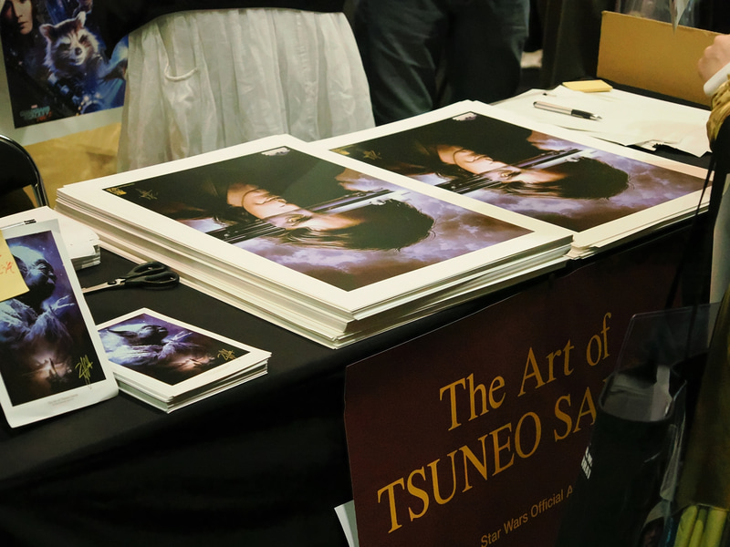 アーティストたちによるイラストの即売会も行われている