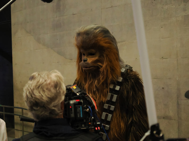 海外報道陣に取材を受けるチューバッカ氏(コスプレイヤー)