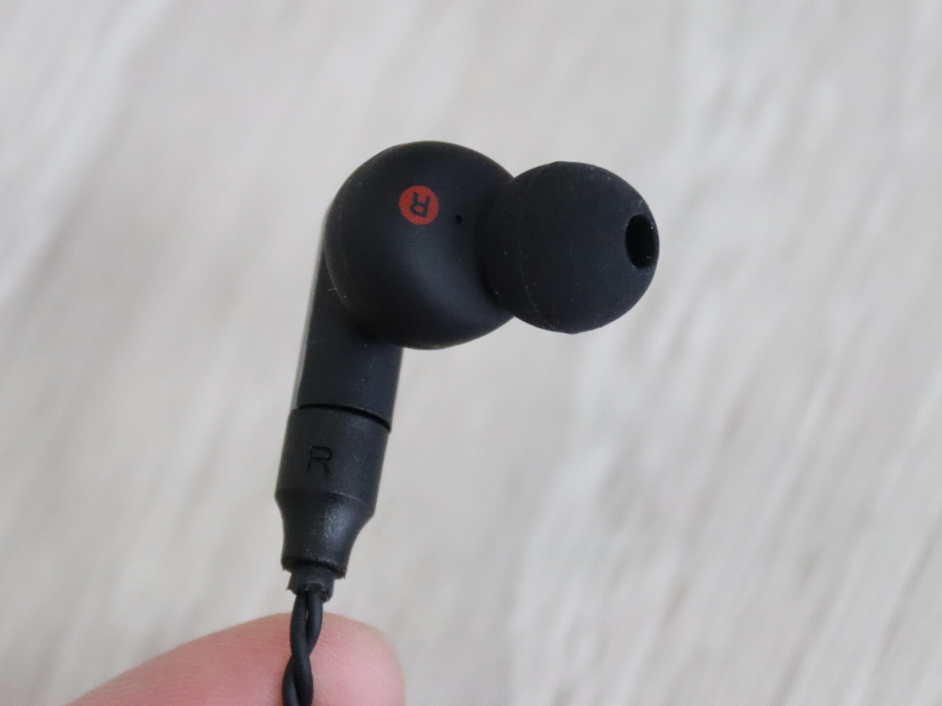 イヤホン部分が回転することで、耳への装着方法を変えられる