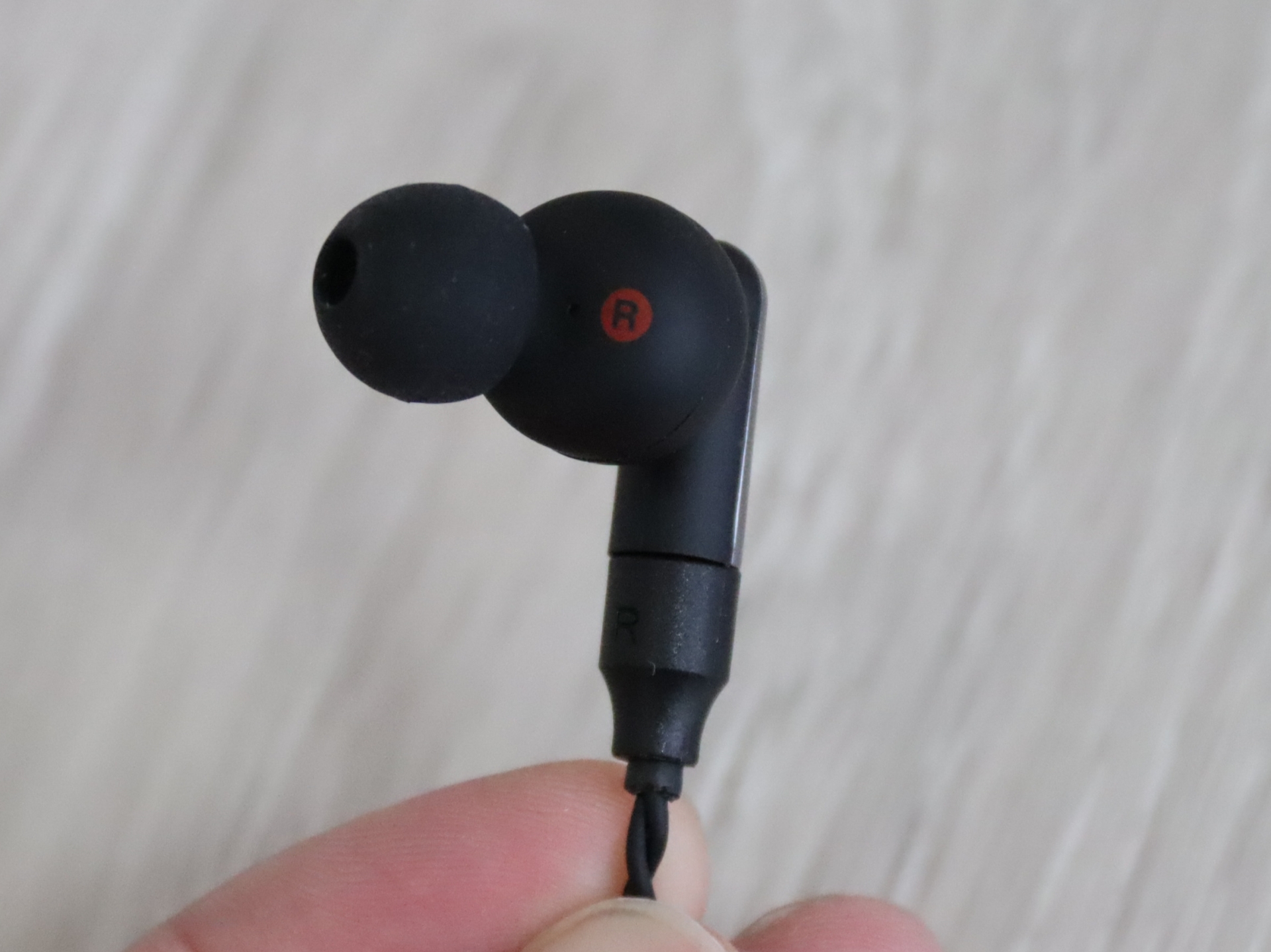 イヤホン部分が回転することで、耳への装着方法を変えられる