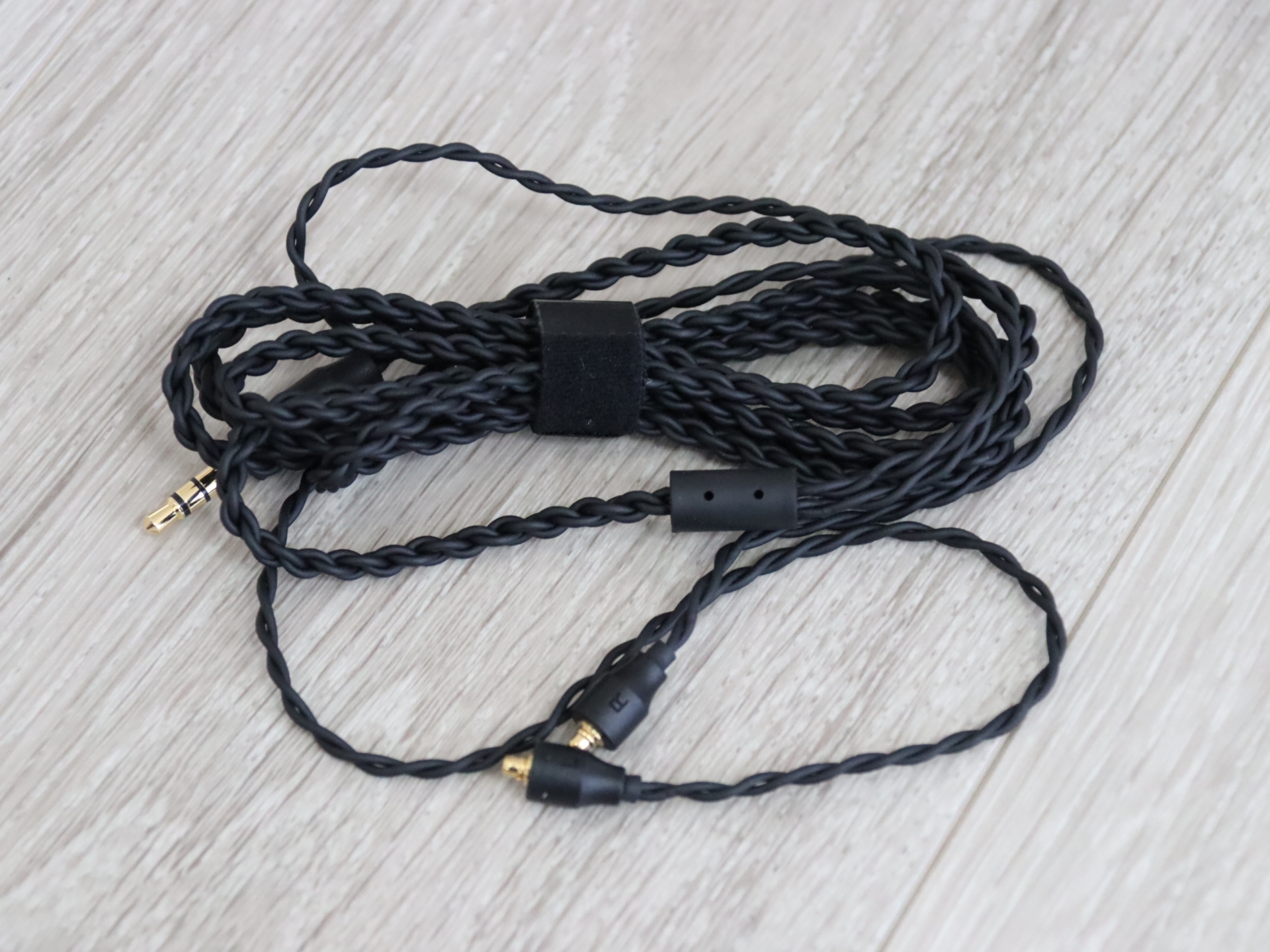 さらに予備のイヤホンケーブルも付属する