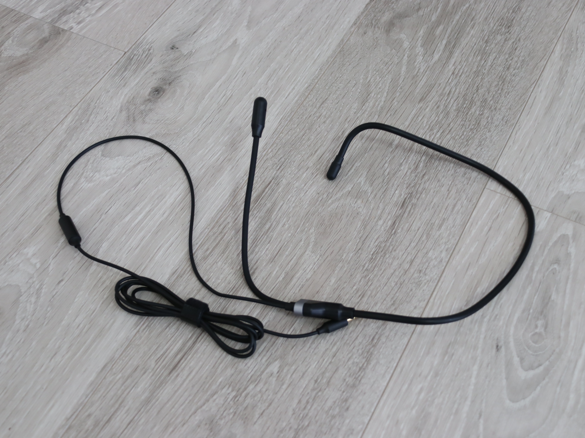 「VE300M」はマイク付き。肩掛けタイプとなる