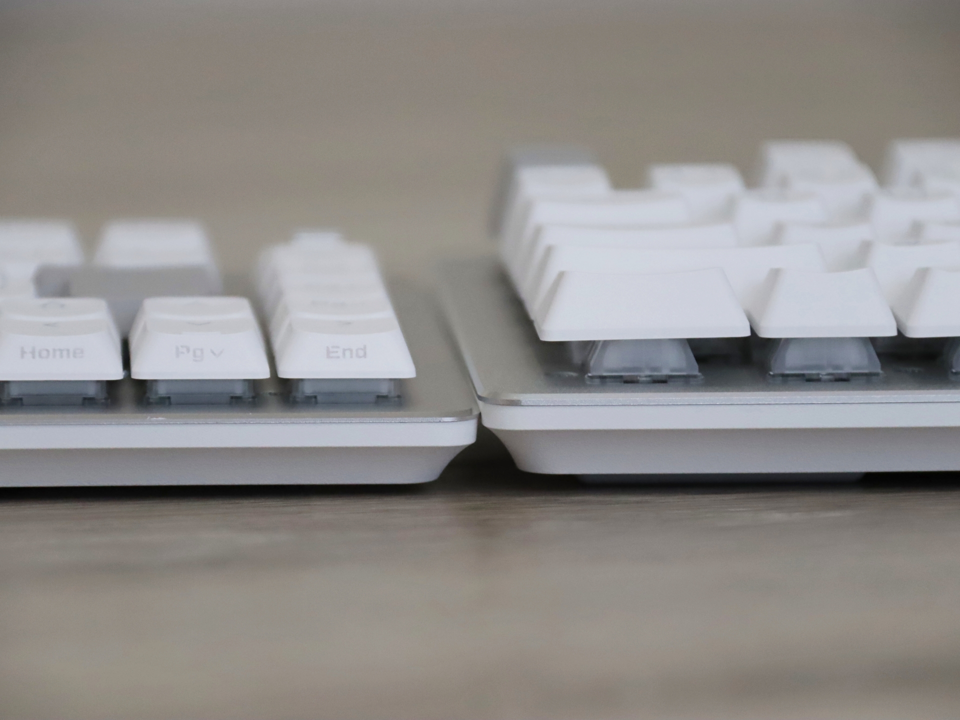 左が「VK720AL」、右が「VK720A」。価格は一緒で、性能の違いはキーの高さのみ