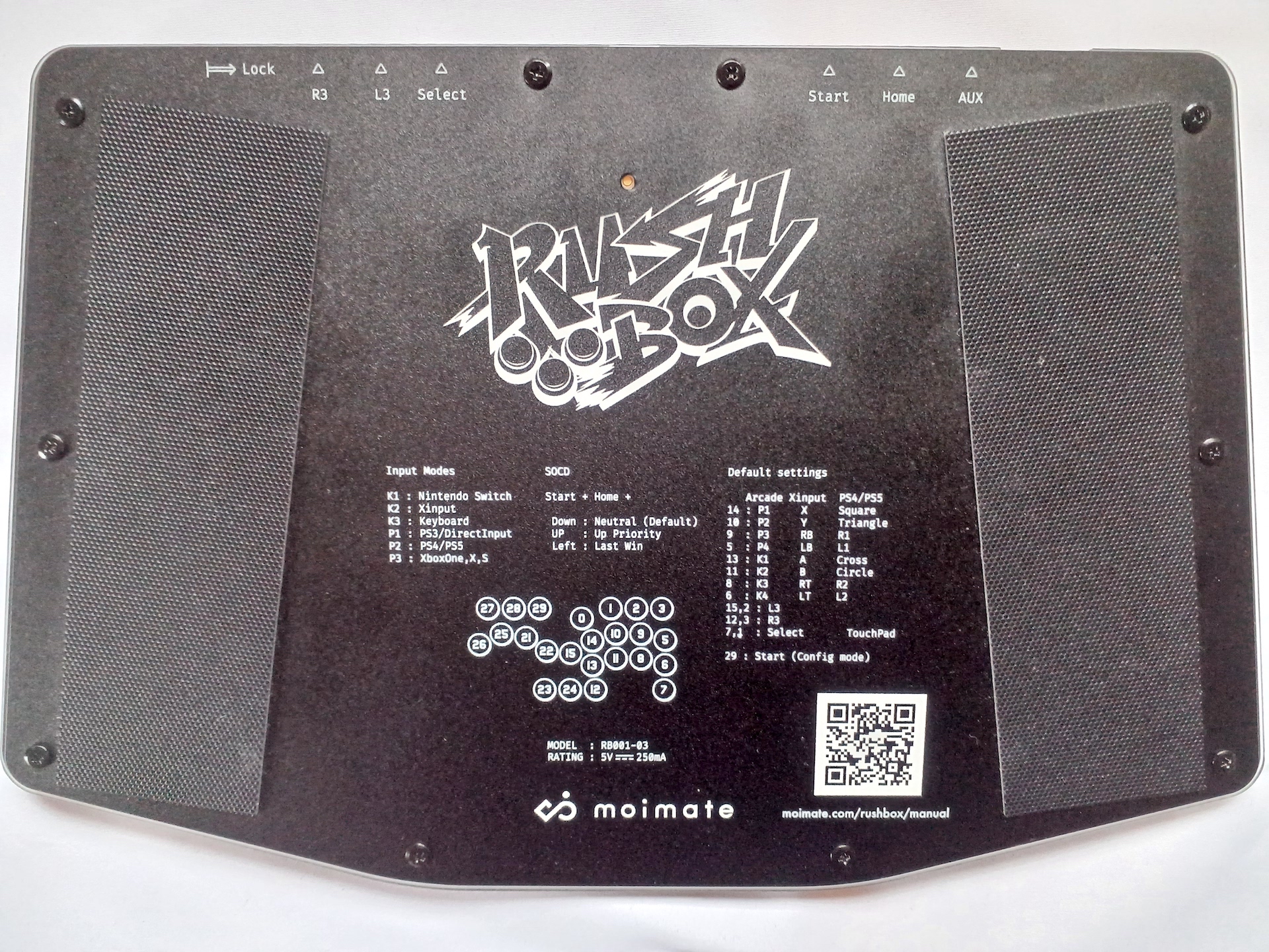 本体裏側の左右に取り付けられた大きな滑り止め。この2つがしっかりと機能しており、机置きでは微動だにしなかった。ならばと今度は膝置きかつ、あえていつもより両足の間隔を広めにとってプレイしてみたが、これでも問題なし