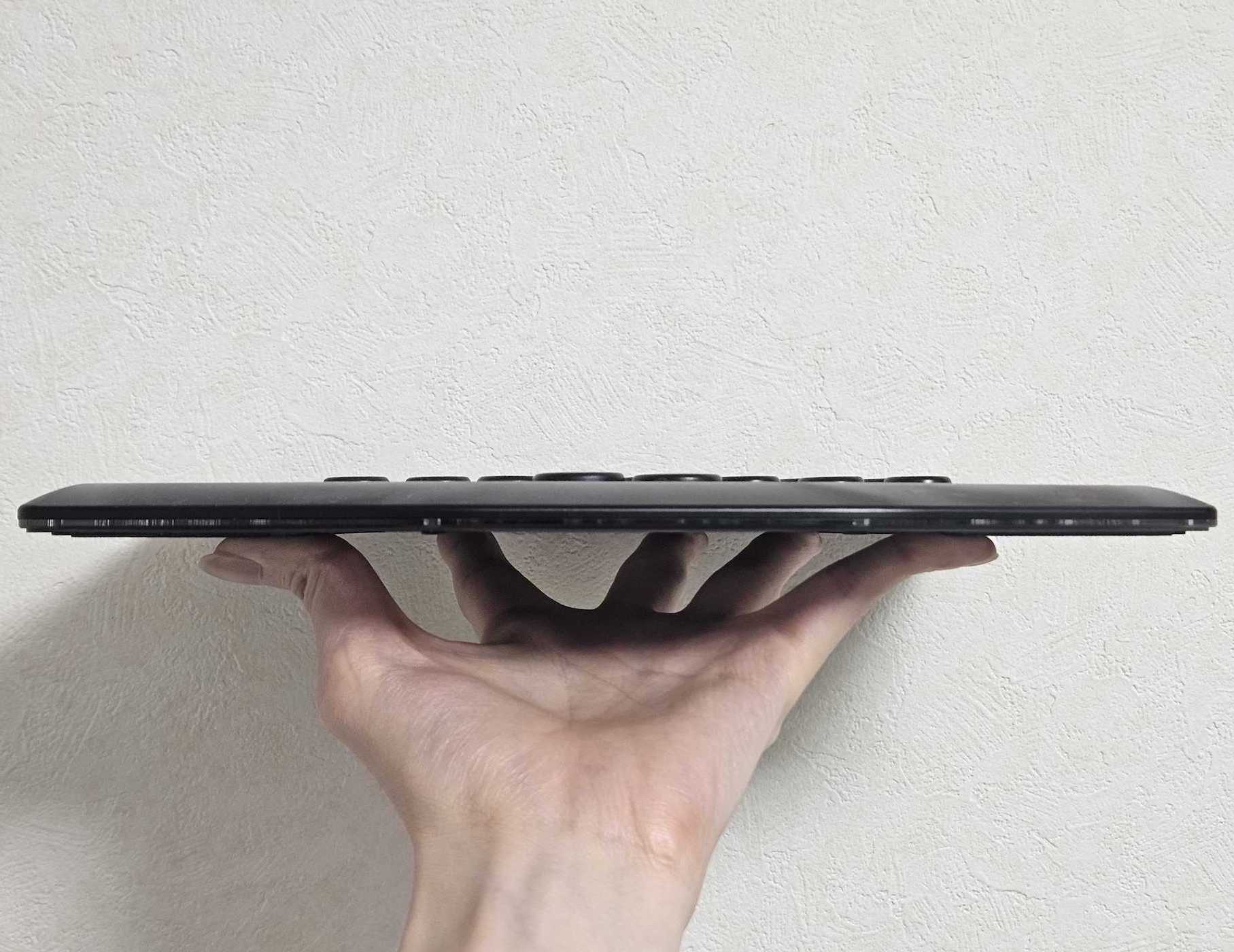 本体の手前、黒い部分は傾斜やカーブが作られており、ここに手首を添えることでリラックスし、疲労も軽微なもので長時間のプレイが可能であった。「人間工学に基づいたデザイン」を謳っているRushboxの凄みが感じられた