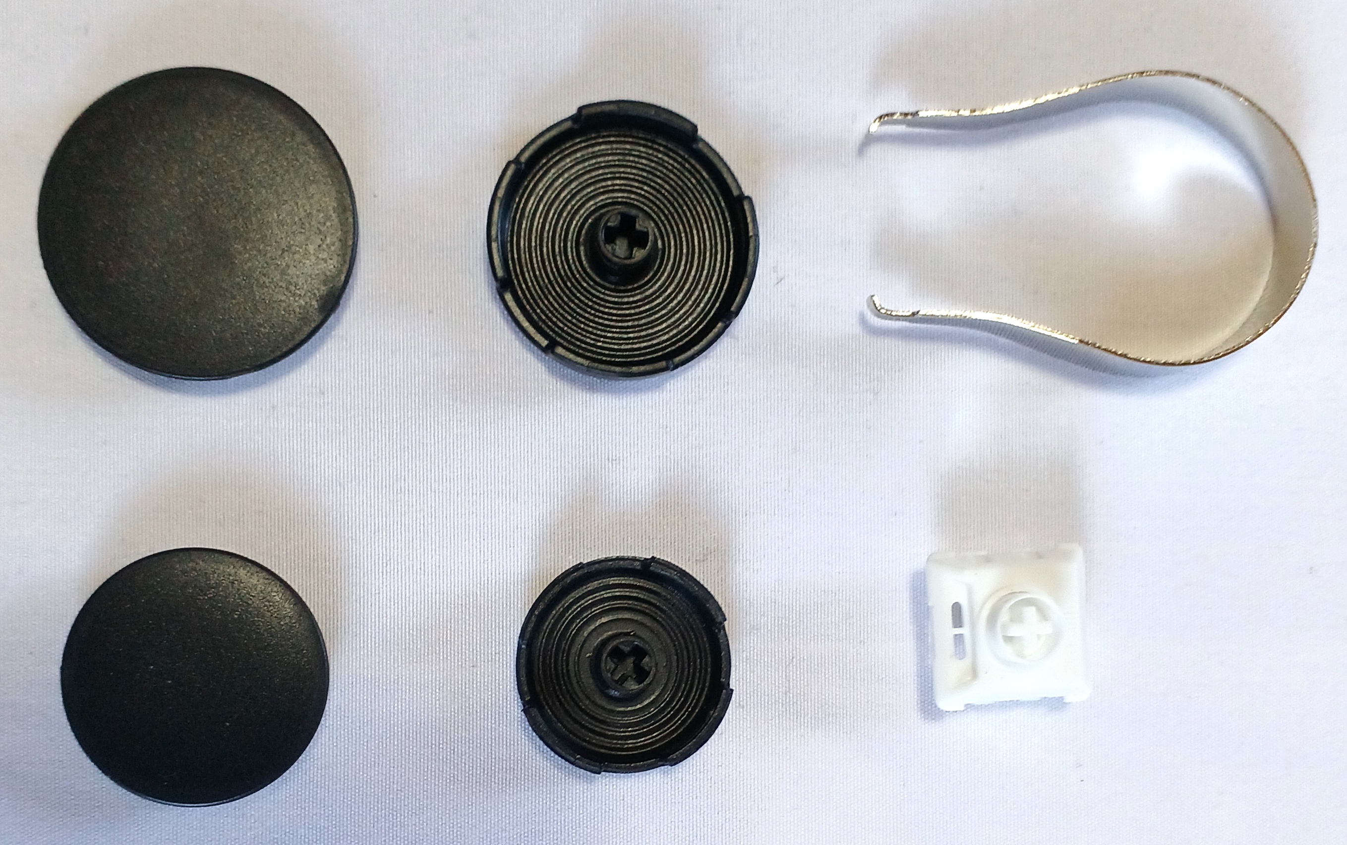 Rushboxの梱包された箱にはこのようにボタンキャップ、目隠し用のボタンキャップ、追加のスイッチ、キーキャップを取り出すキースイッチプラーなどが入っている