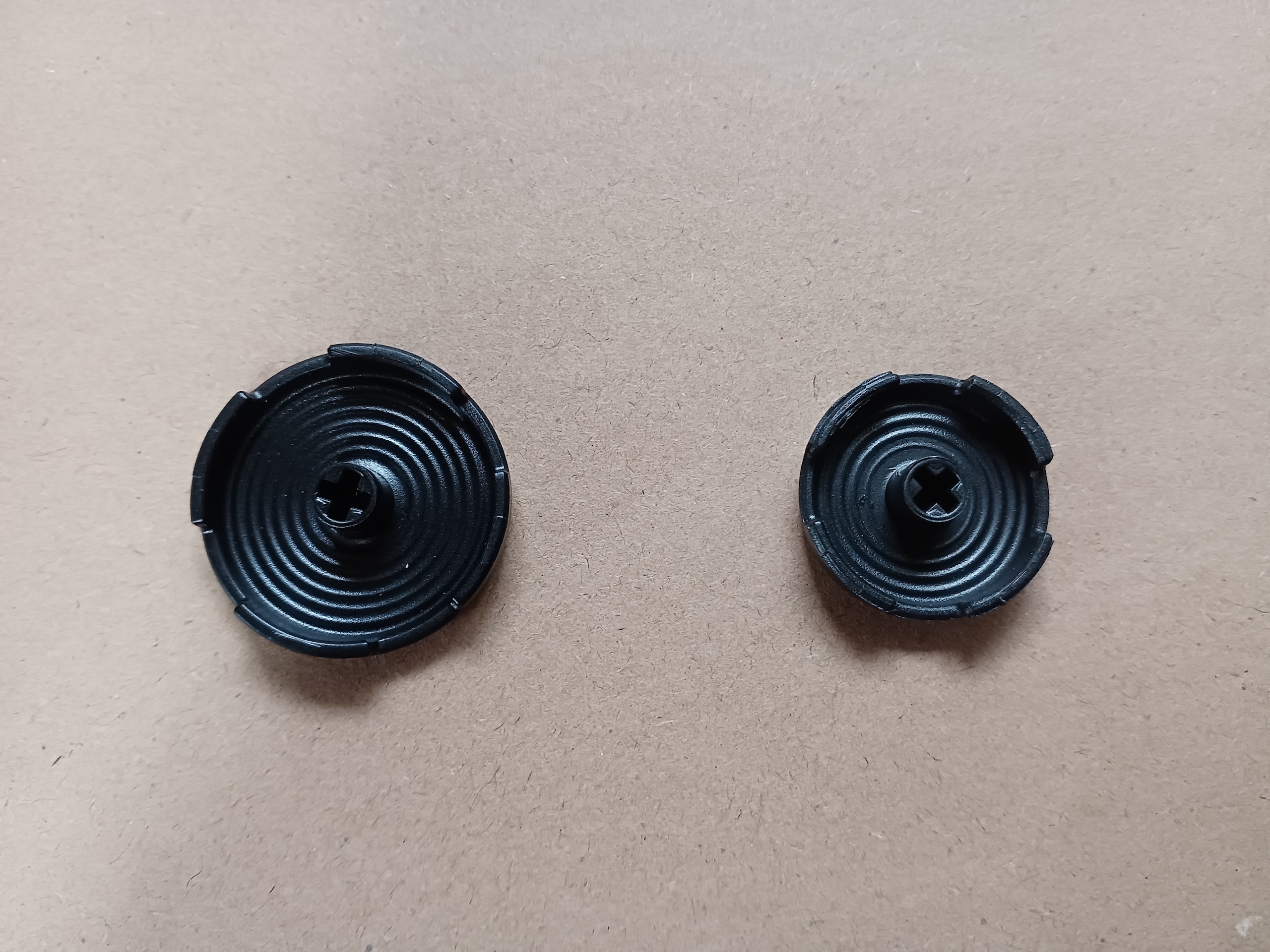 本体に付属している24Φのボタンキャップと30Φのボタンキャップ(画像右が24Φ、左が30Φ)。どちらも中央に十字の溝が掘られているので、これをキースイッチの中央部分と合うように取り付けよう