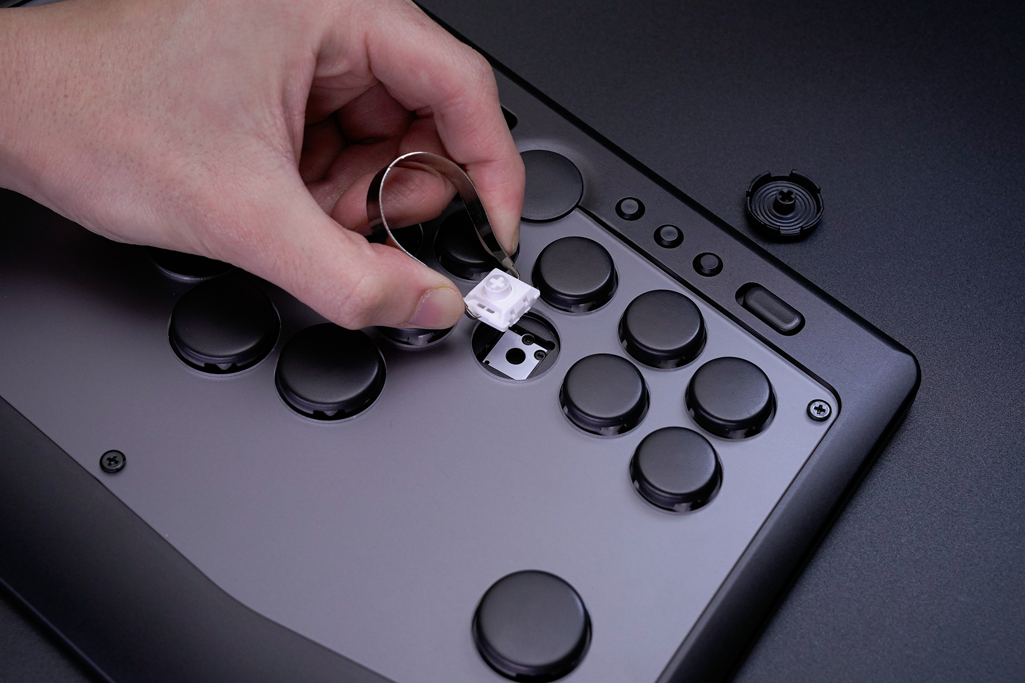 キースイッチプラーひとつで簡単にボタン配置を変更可能。ボタンキャップとキースイッチを取り外し、必要な箇所に付け替える。不要な箇所は穴埋めキャップで埋められる