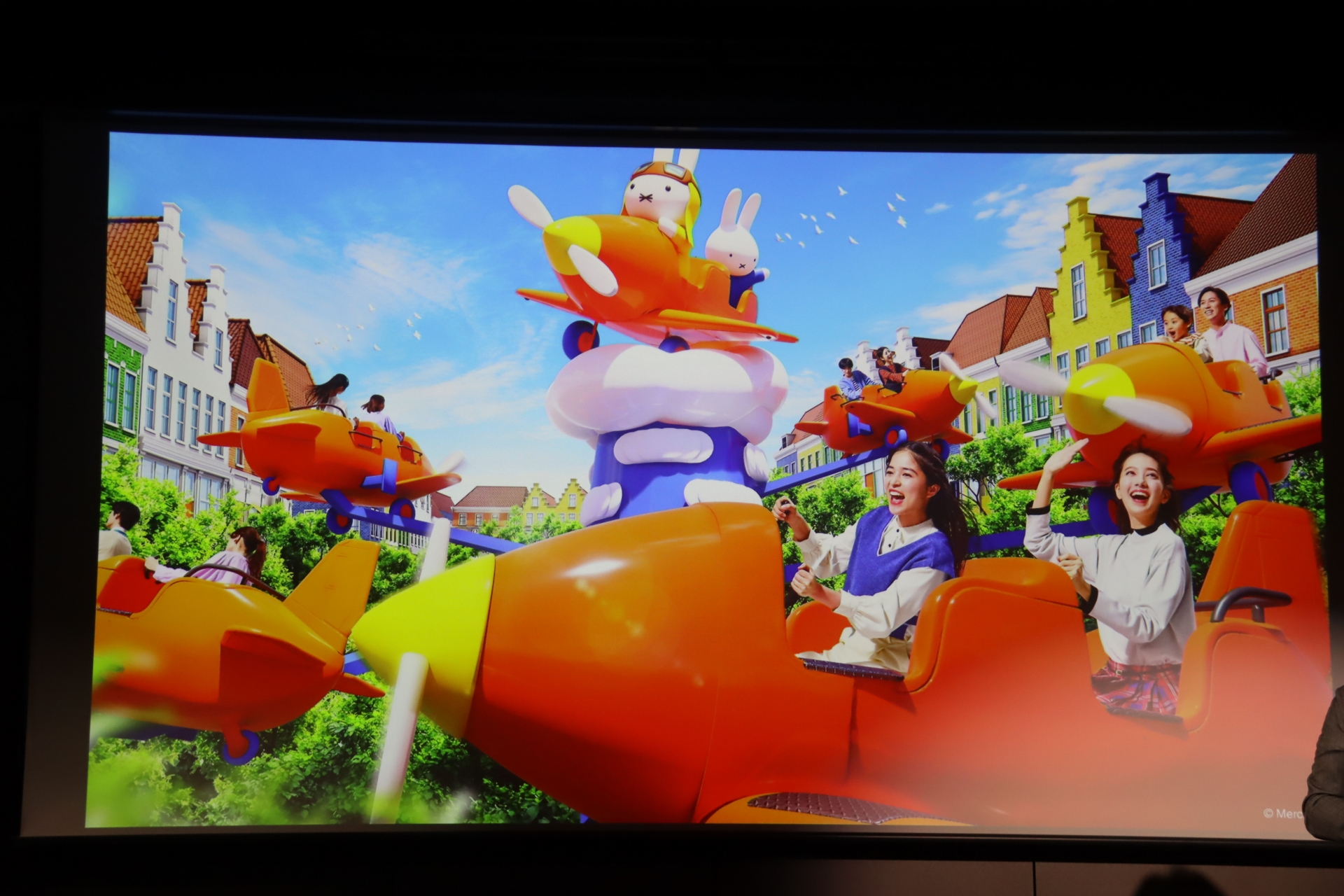 飛行機に乗って空を飛ぶアトラクション「アンクルパイロットのフライトアドベンチャー」