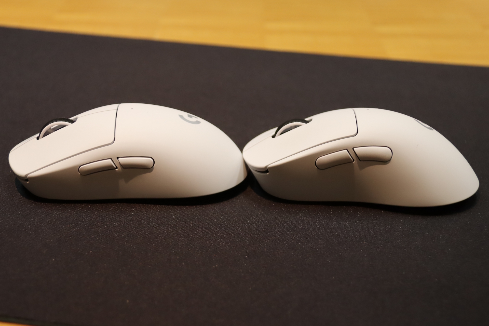 「PRO X SUPERLIGHT 2」（左）と「PRO X SUPERLIGHT 2 DEX」（右）。高さも微妙に異なるそう