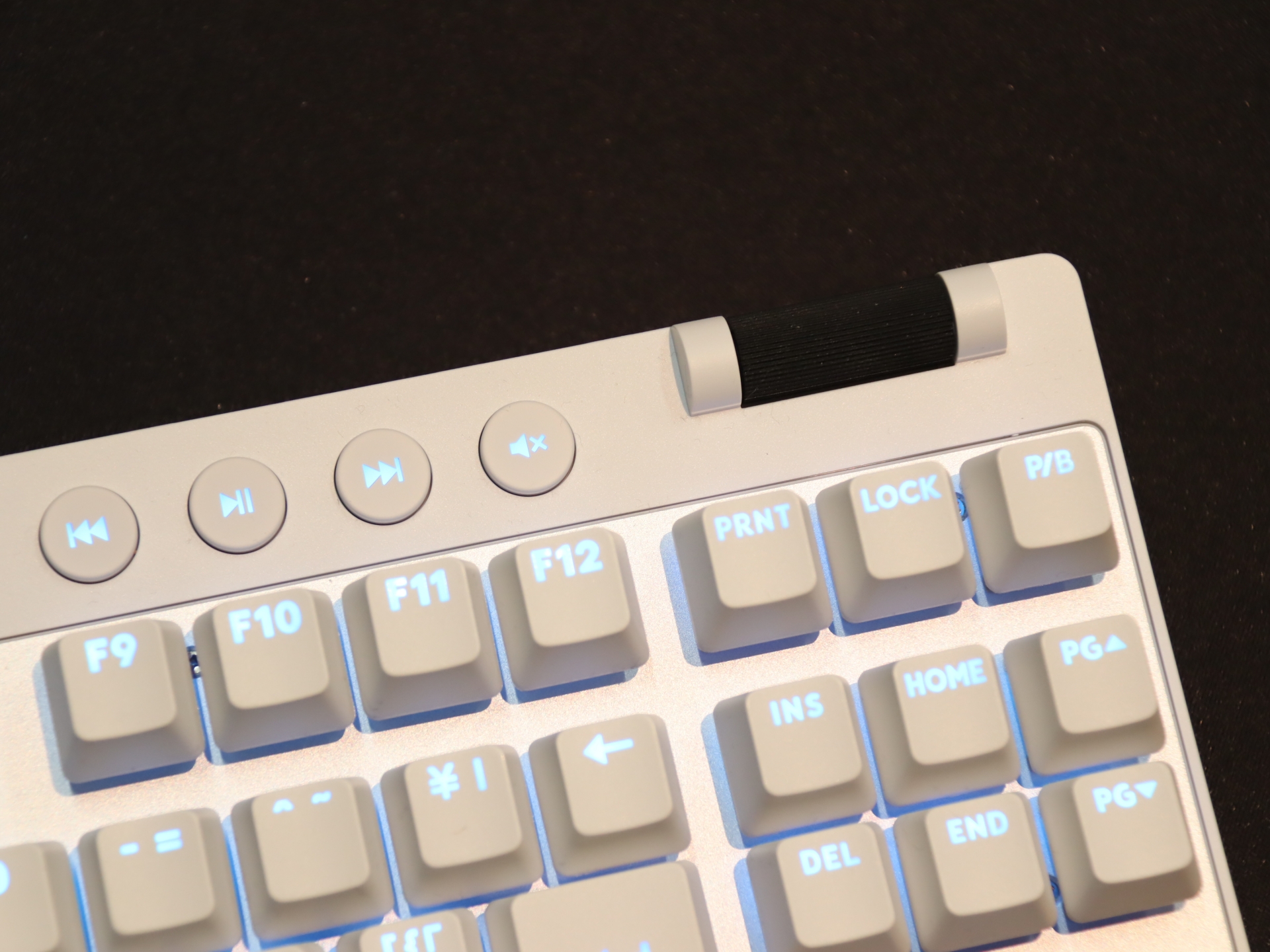 メディア用のボタンやスクロールバーも付属。「試合中の時間がないときの音量調整」などで役立つという