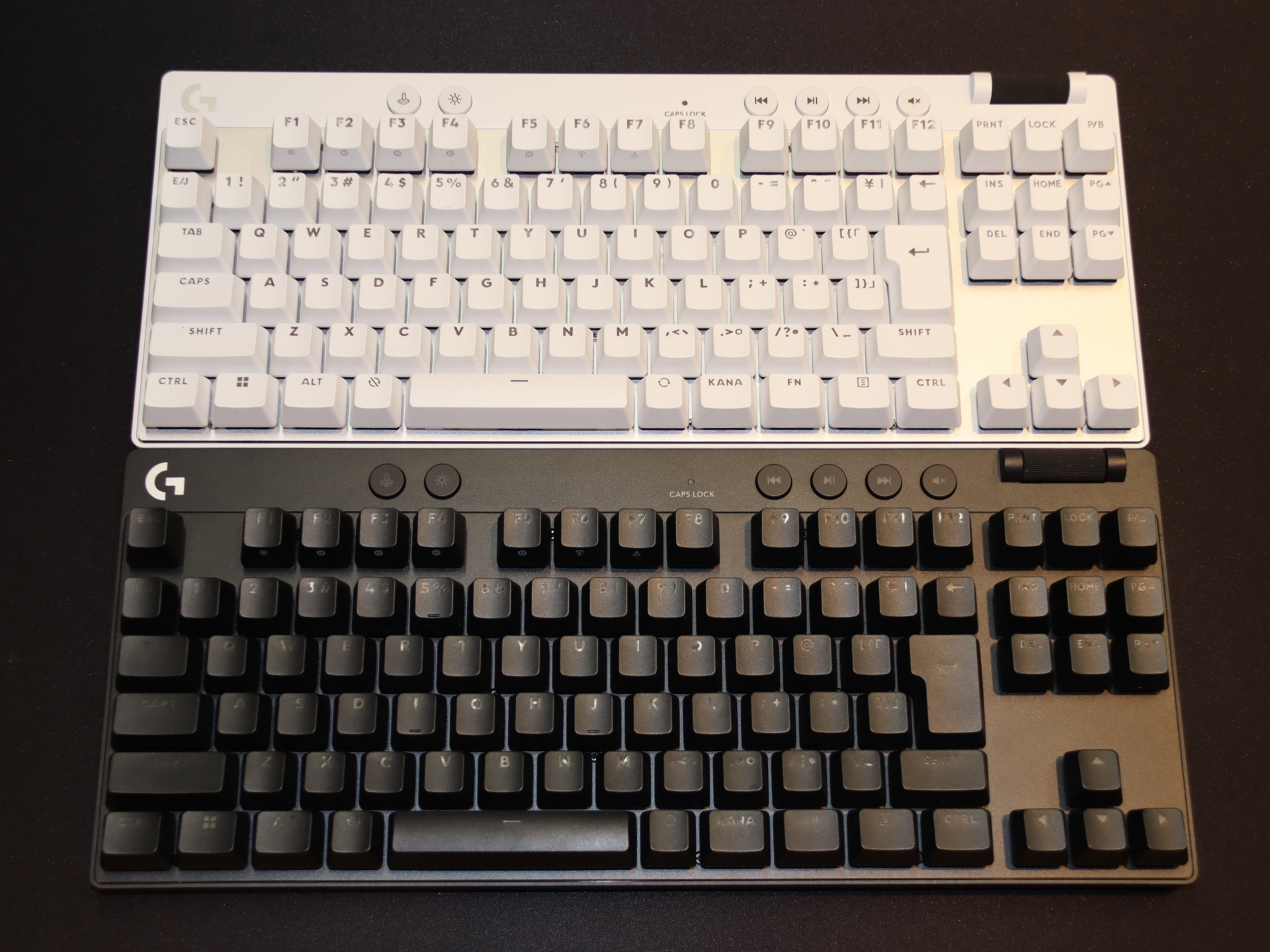 カラーはブラックとホワイトの2色展開