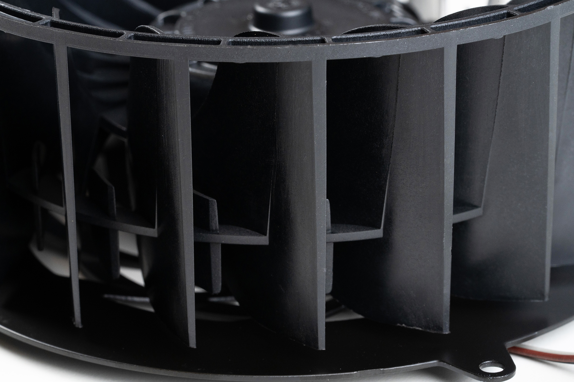 PS5 Proの冷却ファン。羽根の間に小さな羽根があり、より静かに多くの空気を出せる