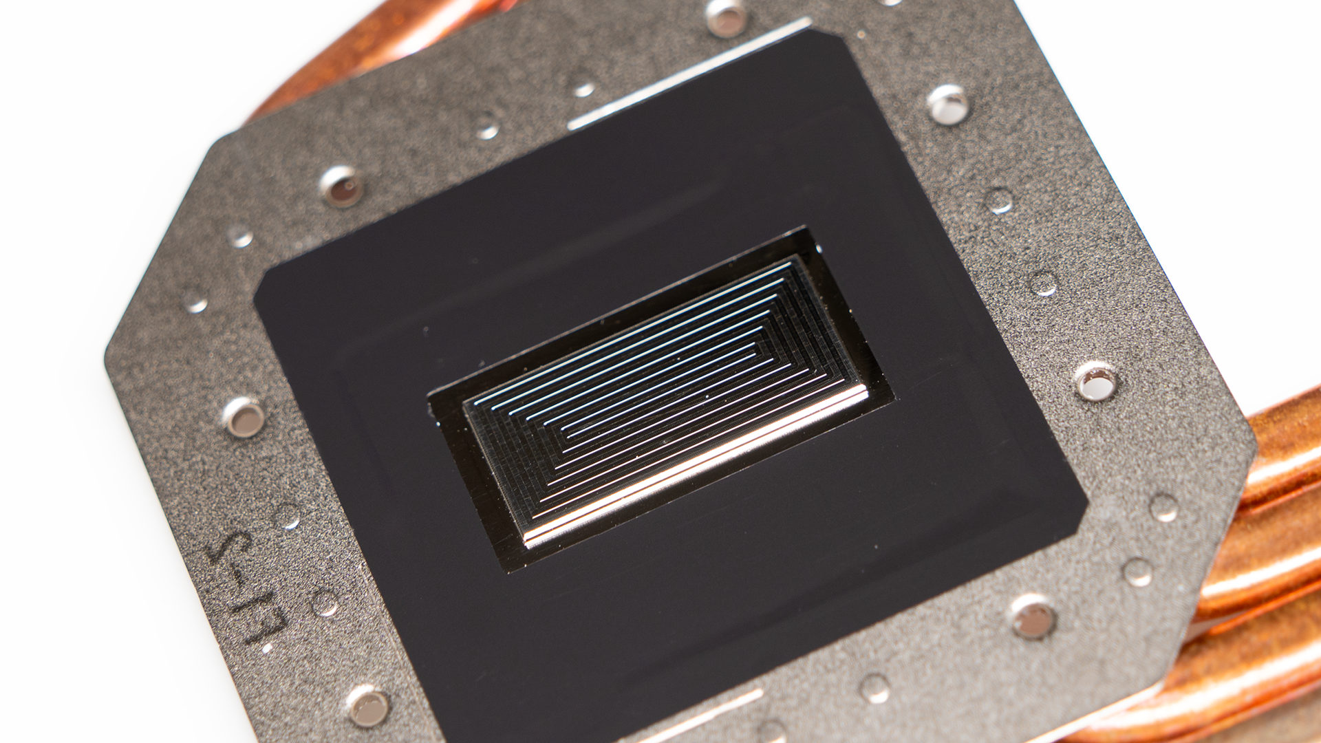 SoCと接するベースプレートには細かい溝が追加され、液体金属と共により安定的な冷却効果を発揮する