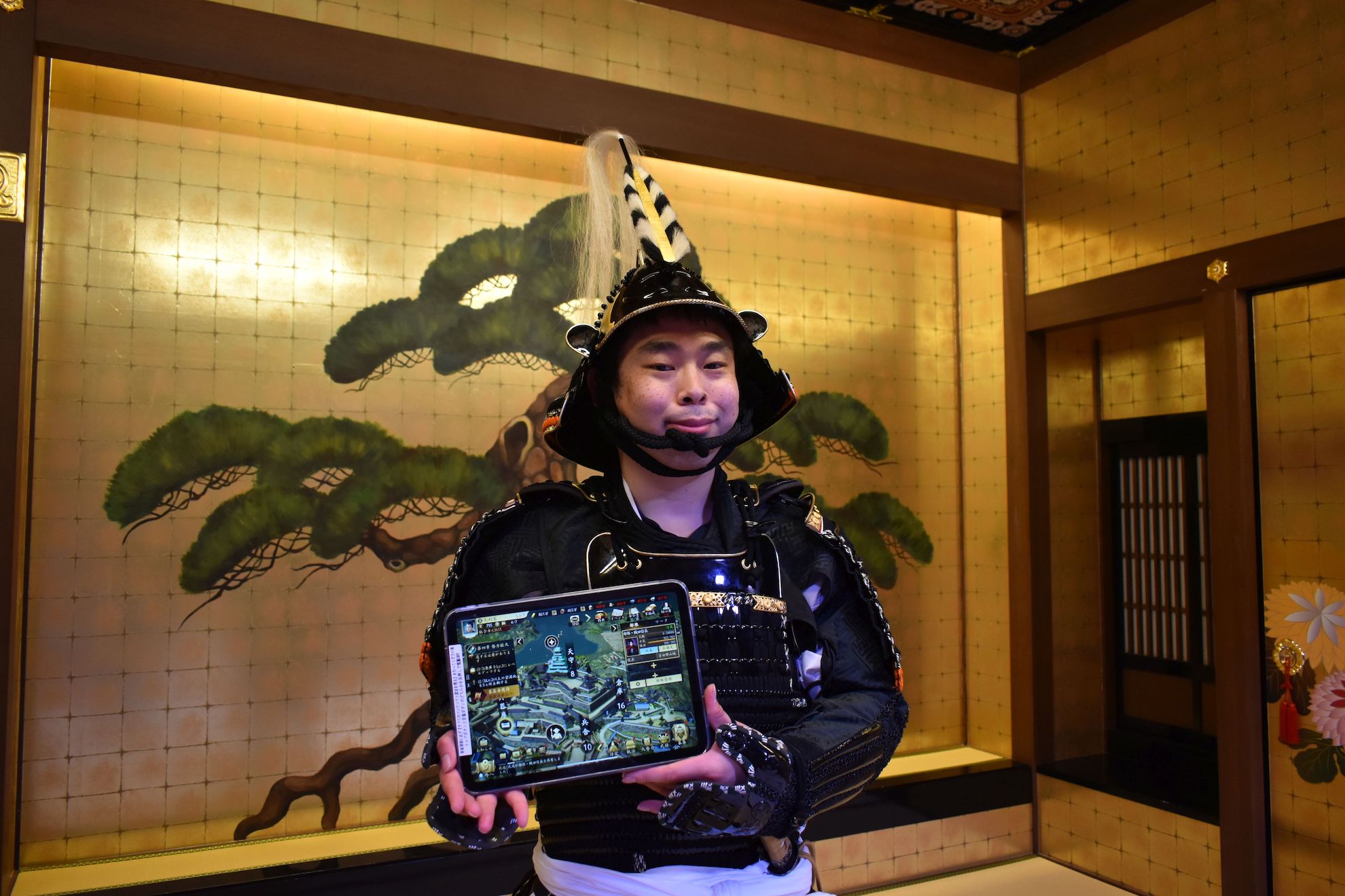 説明会の会場では甲冑が用意されており、スタッフが実際に甲冑を身につけるシーンもあった