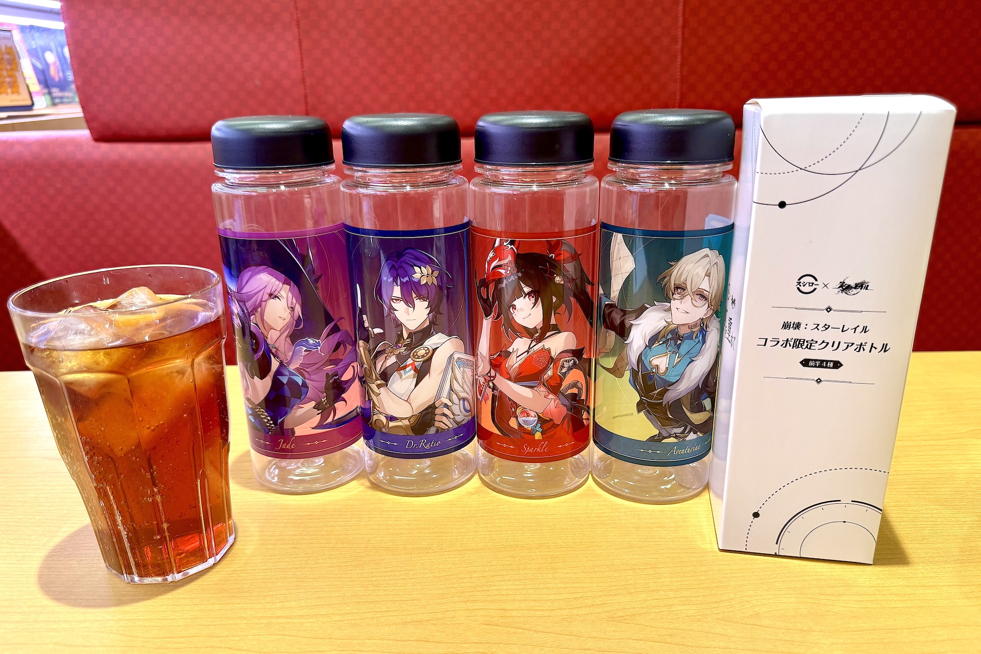「崩壊：スターレイル コラボ限定クリアボトル付きソフトドリンク」 価格：1,300円〜。ボトルのデザインは全4種
