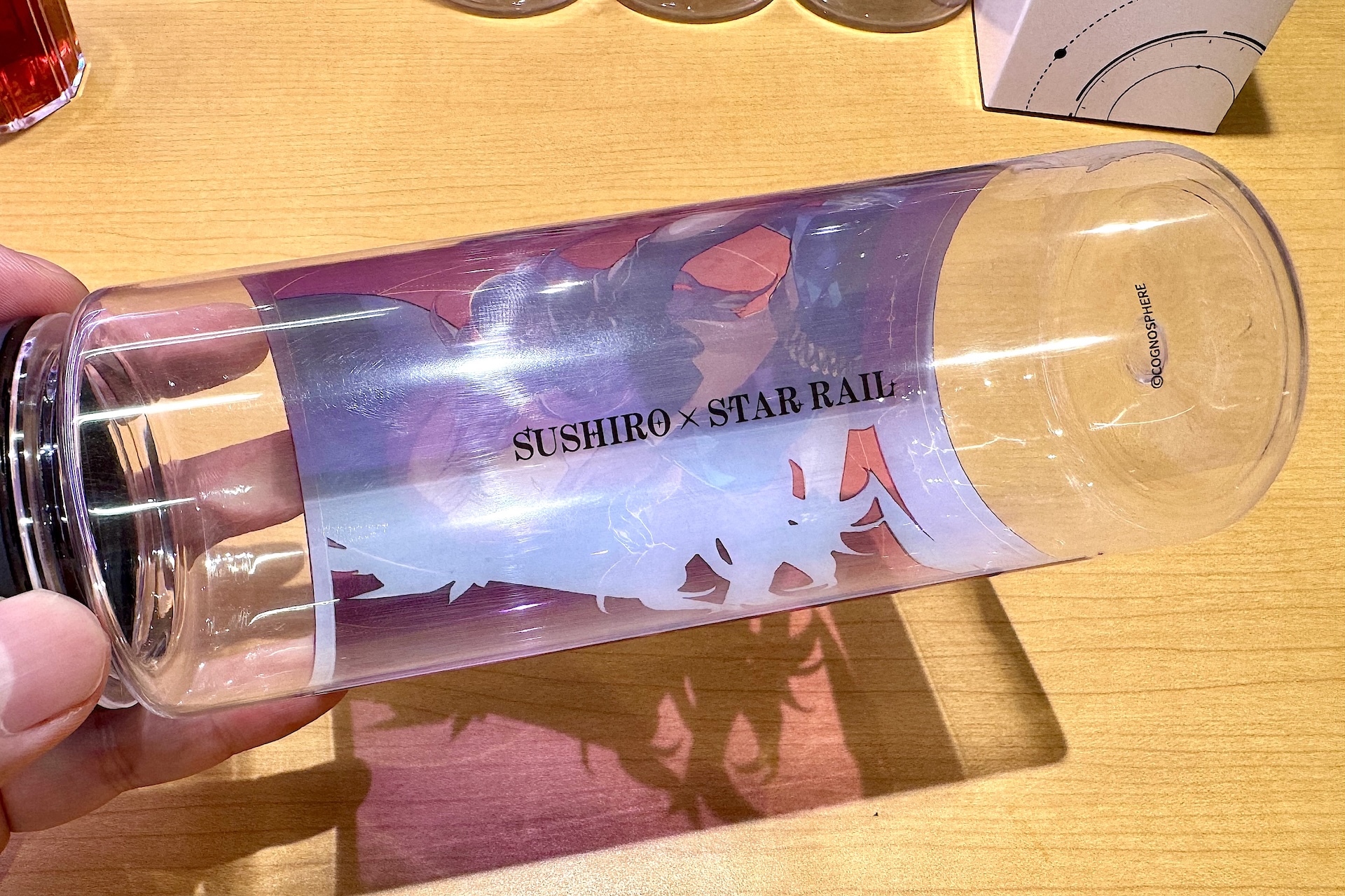 絵柄の裏側にはコラボロゴが。フォントがかっこいい