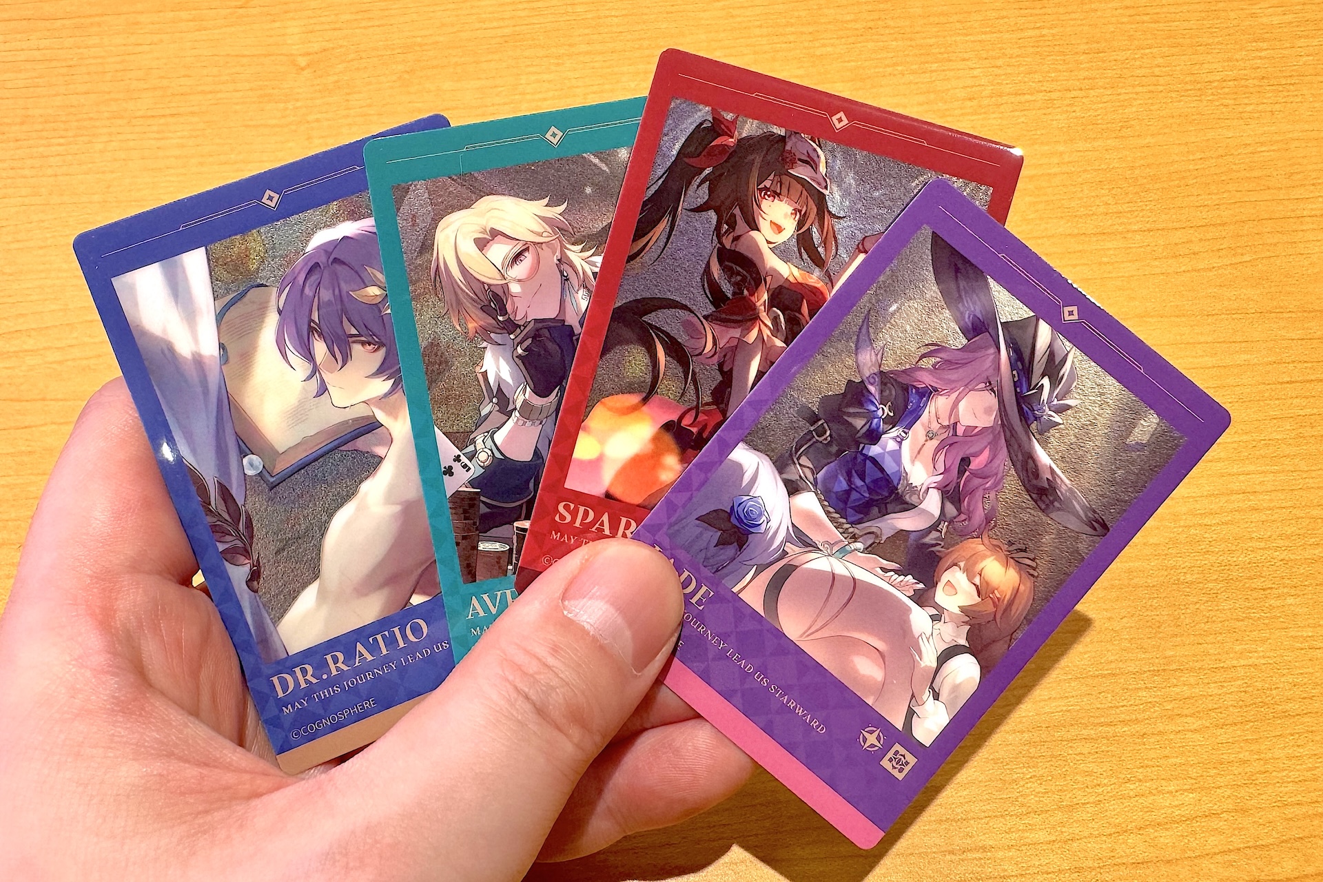 メタリック加工が施されたしっかりめの作りになっている。推しキャラだけでなく全種類集めたくなるかっこいいカードだ