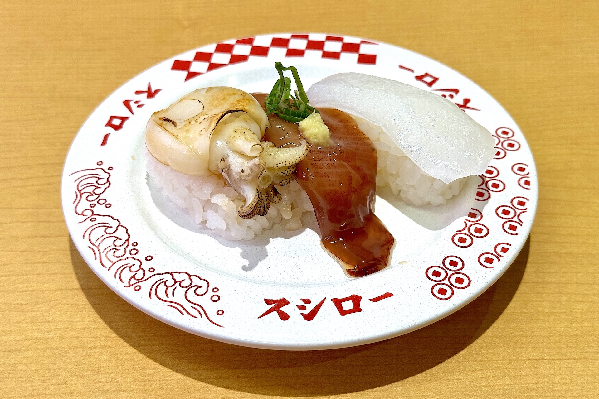 「いか3貫盛り」260円〜 販売期間：4月23日〜5月11日 販売予定総数53万食