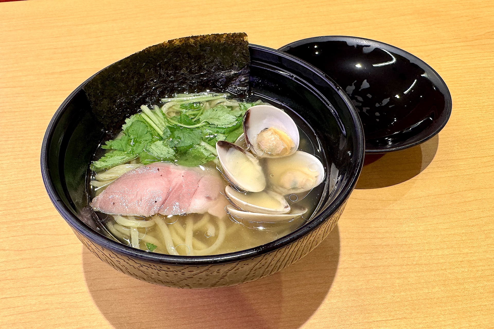 【四つ葉監修】「はまぐり塩ラーメン」460円〜 販売期間：4月23日〜5月11日 販売予定総数36万食