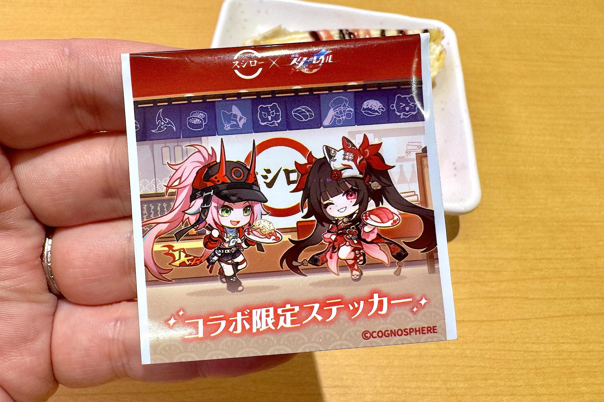 ステッカーはブラインドパッケージで提供される。パッケージの絵柄もコラボ描き下ろしイラストになっていて可愛い