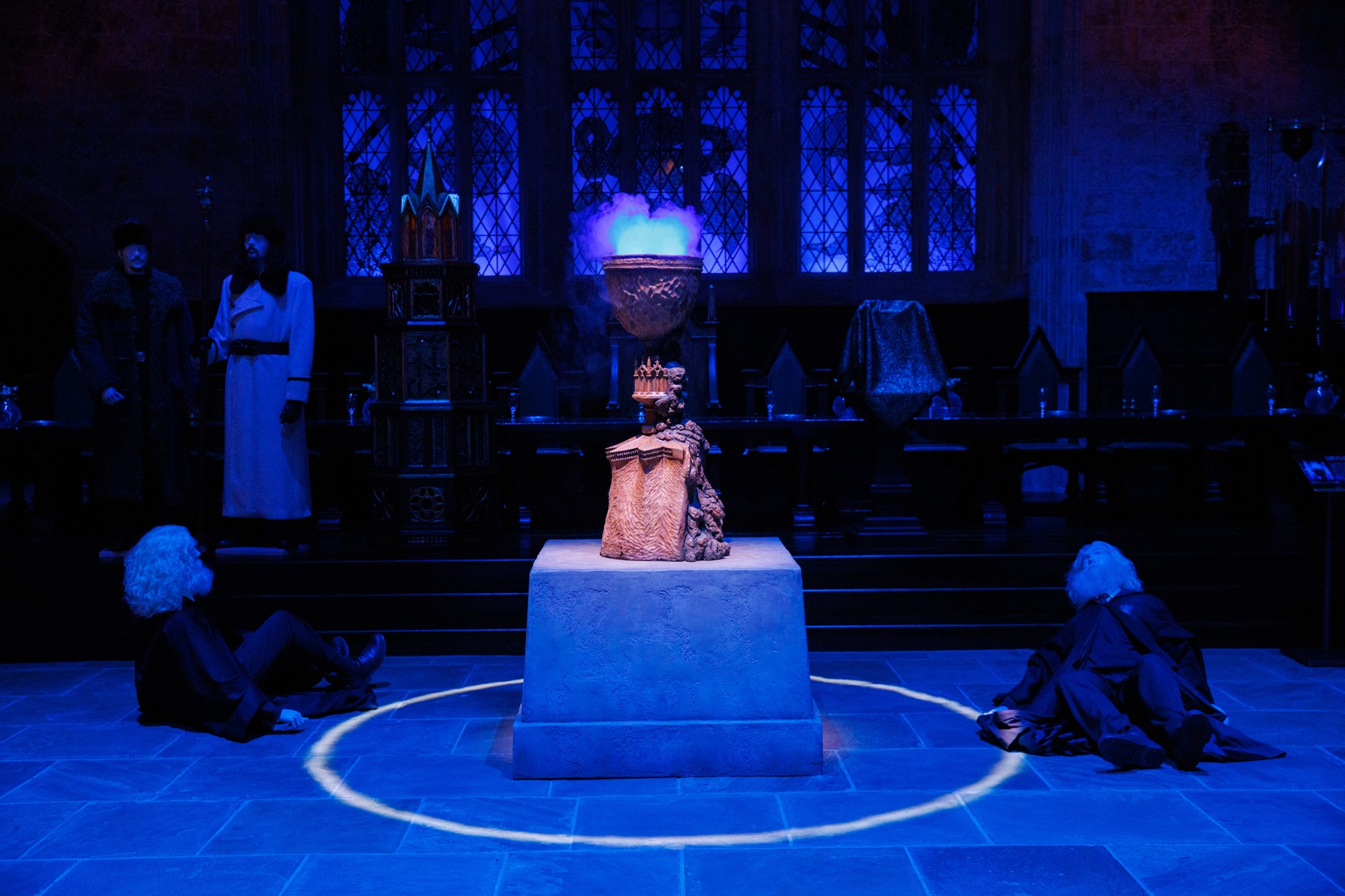 炎は青から赤へとゆらめきながら変化していく。年齢線の近くには映画のシーンと同様に、跳ね返されたフレッドとジョージも再現されている