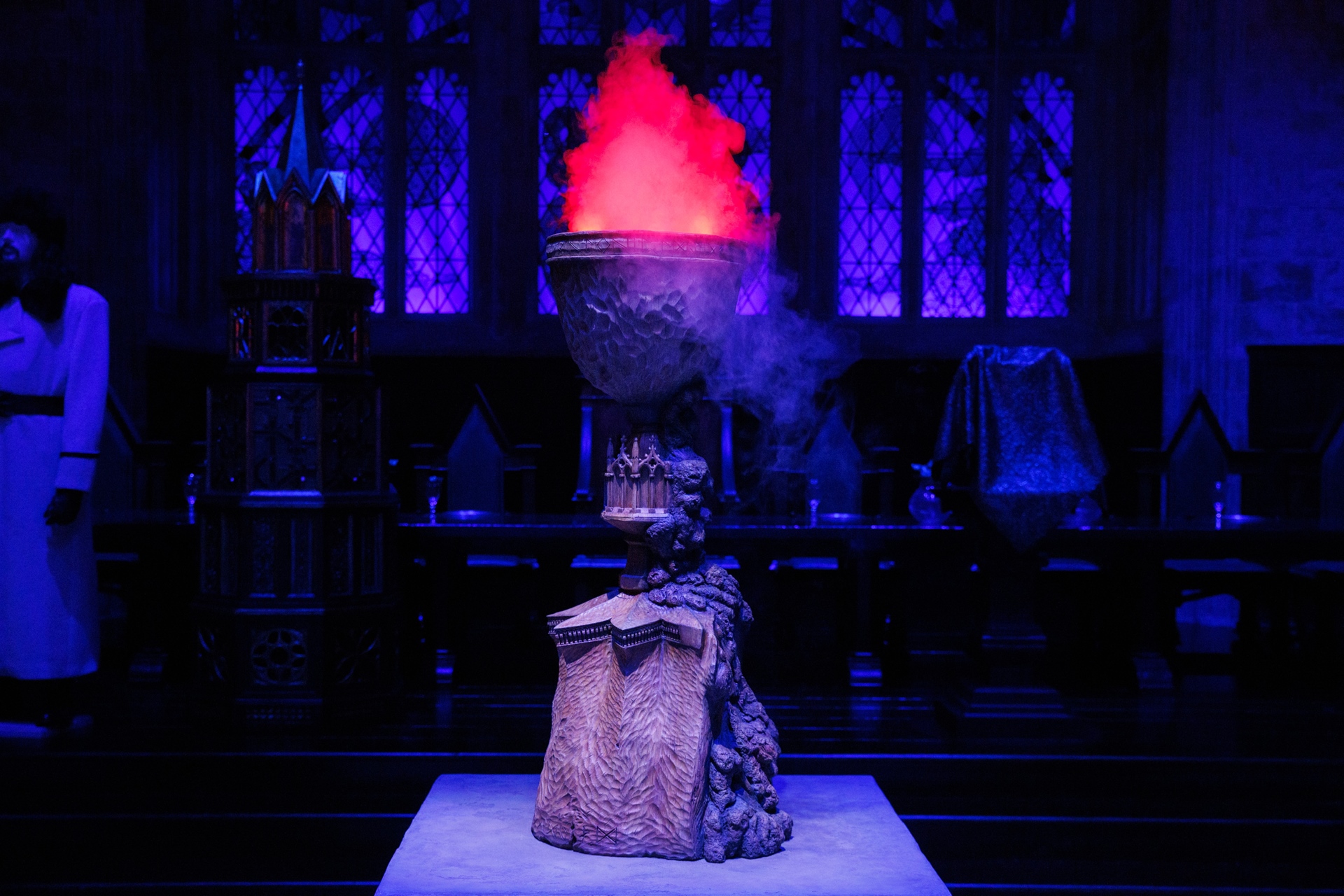 炎は青から赤へとゆらめきながら変化していく。年齢線の近くには映画のシーンと同様に、跳ね返されたフレッドとジョージも再現されている