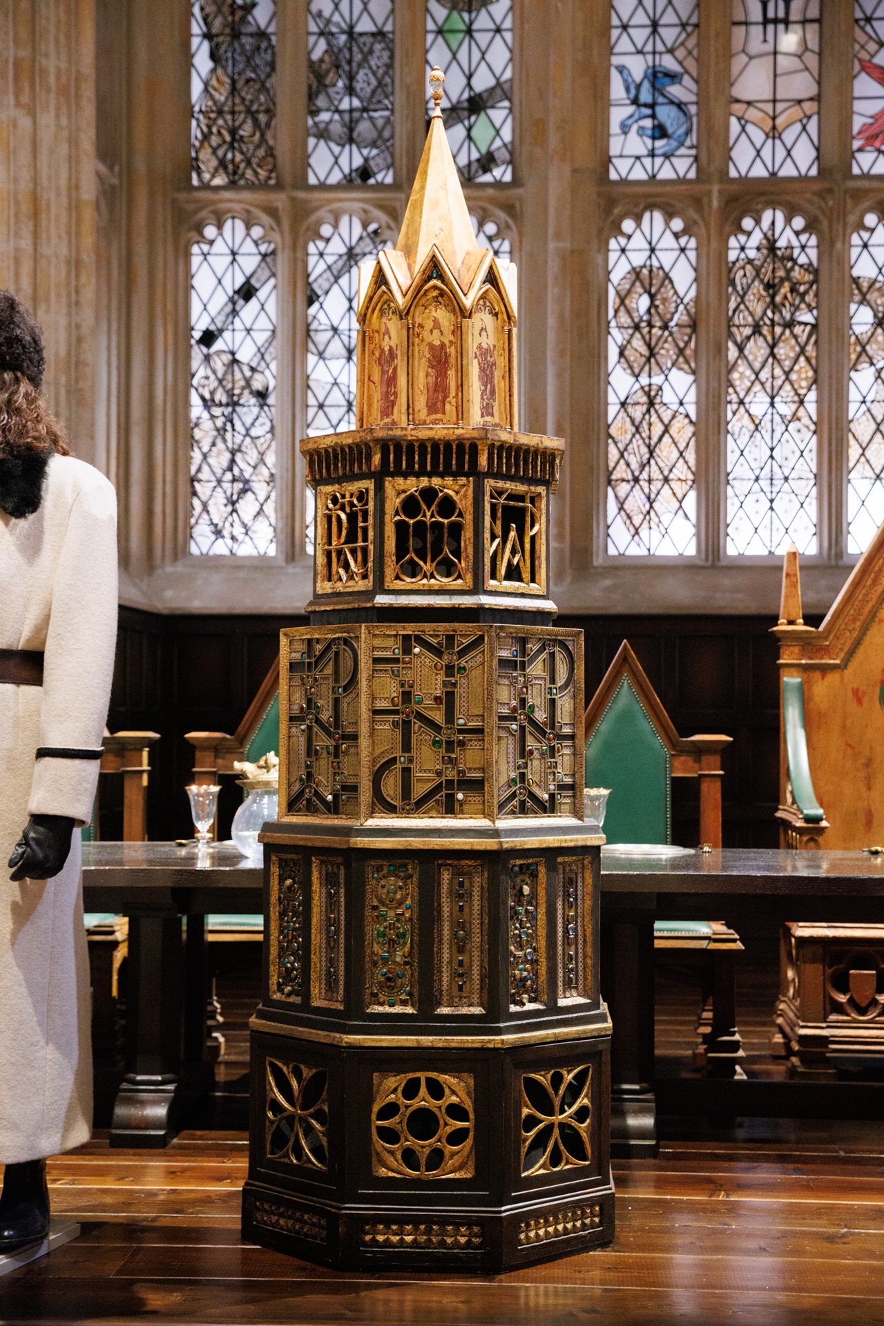 側面のパネルは、金箔や金メッキ、真鍮で細工され、その表面にたくさんの宝石や半貴石があしらわれている