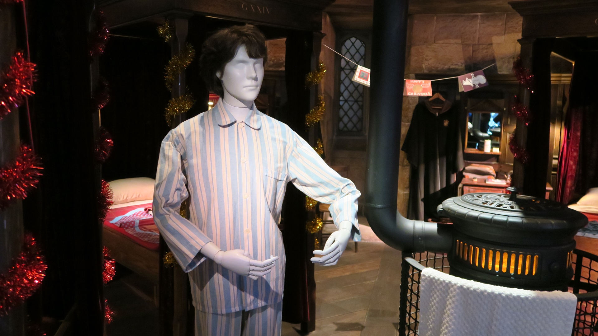 男子寮でダンスの練習をするネビル・ロング