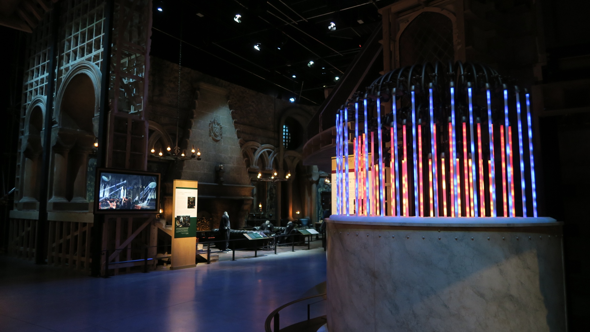 作中でハリーが金の卵を手に向かった監督生の浴室にあるカラフルな浴室蛇口も展示されている