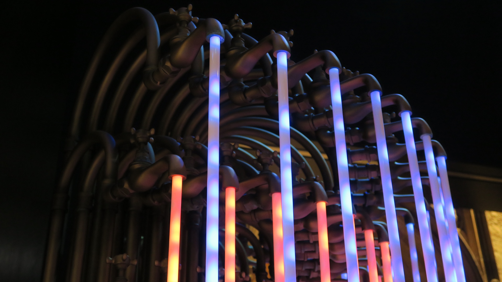 作中でハリーが金の卵を手に向かった監督生の浴室にあるカラフルな浴室蛇口も展示されている