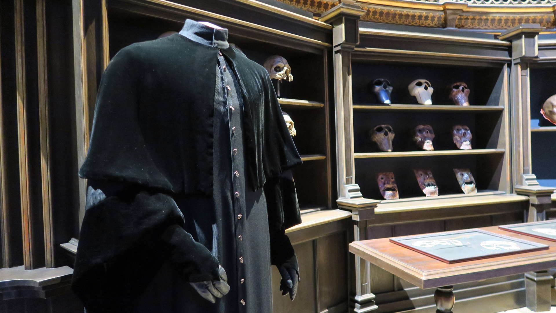 作品を通して変化していった死喰い人の衣装やマスクが展示されている