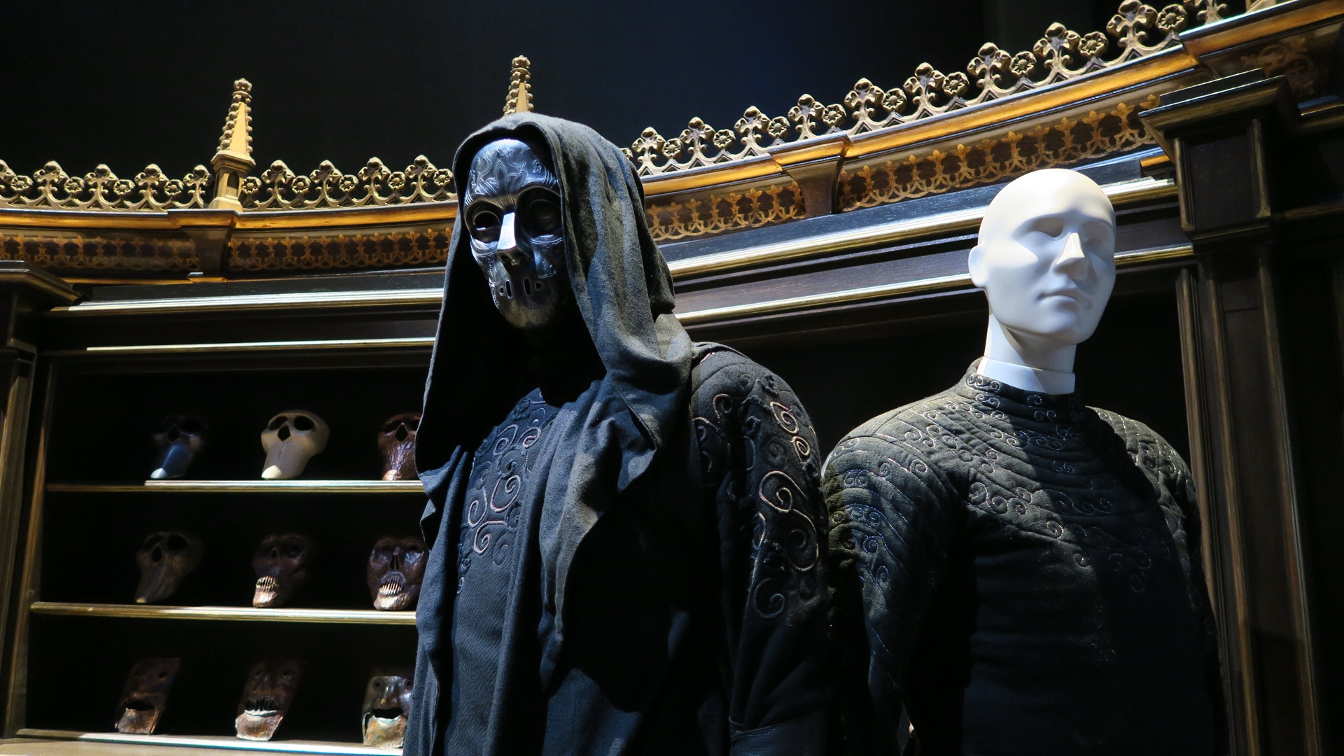 作品を通して変化していった死喰い人の衣装やマスクが展示されている