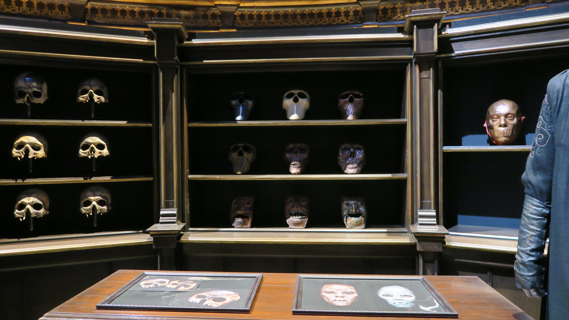 作品を通して変化していった死喰い人の衣装やマスクが展示されている