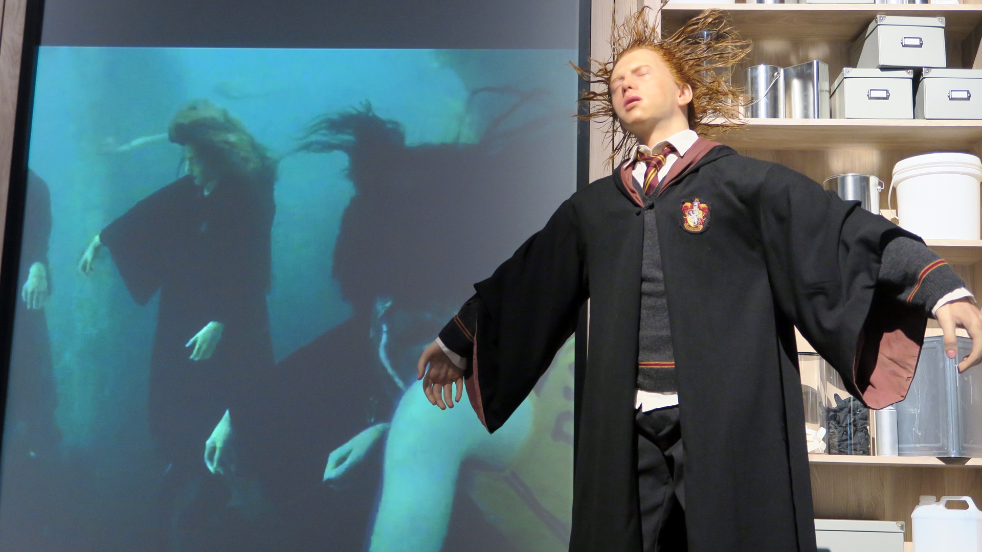 俳優たちの型で精巧に複製された人形。顔や頭、手はシリコン、胴体はグラスファイバーといった、それぞれの用途に適した素材を使用し、頭髪や眉毛を埋め込み、肌の色味を足すなどして、本物そっくりに仕上げられている