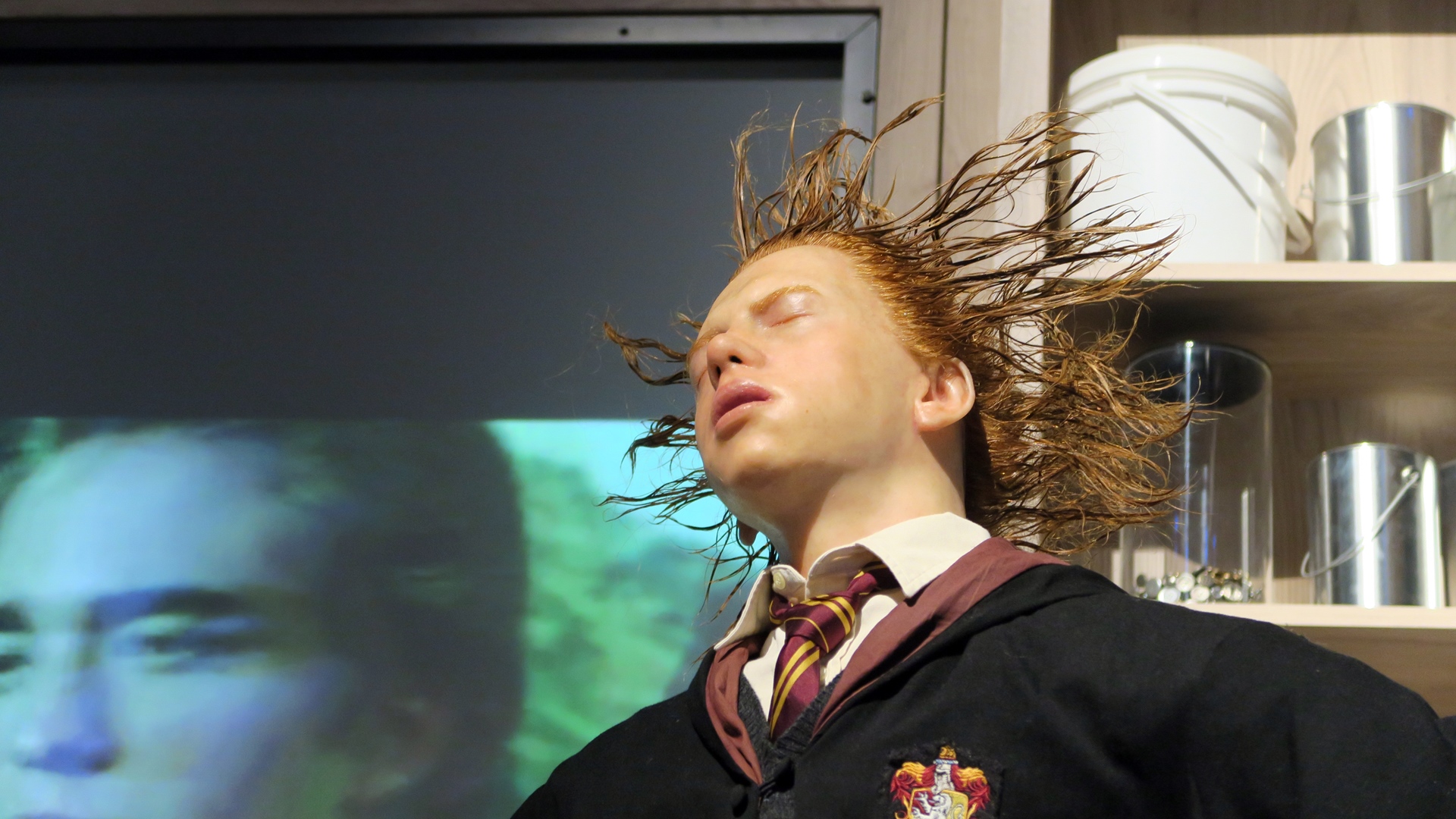 俳優たちの型で精巧に複製された人形。顔や頭、手はシリコン、胴体はグラスファイバーといった、それぞれの用途に適した素材を使用し、頭髪や眉毛を埋め込み、肌の色味を足すなどして、本物そっくりに仕上げられている