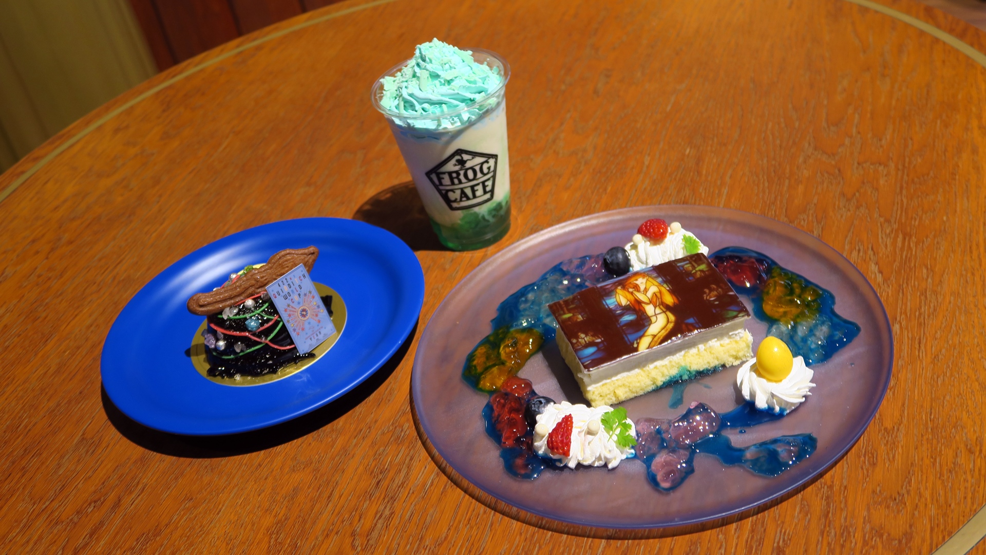 マーメイドステンドグラスケーキ 2,400円（税込）、クィディッチワールドカップムースケーキ 850円（税込）、炎のゴブレットミルクシェイク　～チョコミントフレーバー～ 950円（税込）