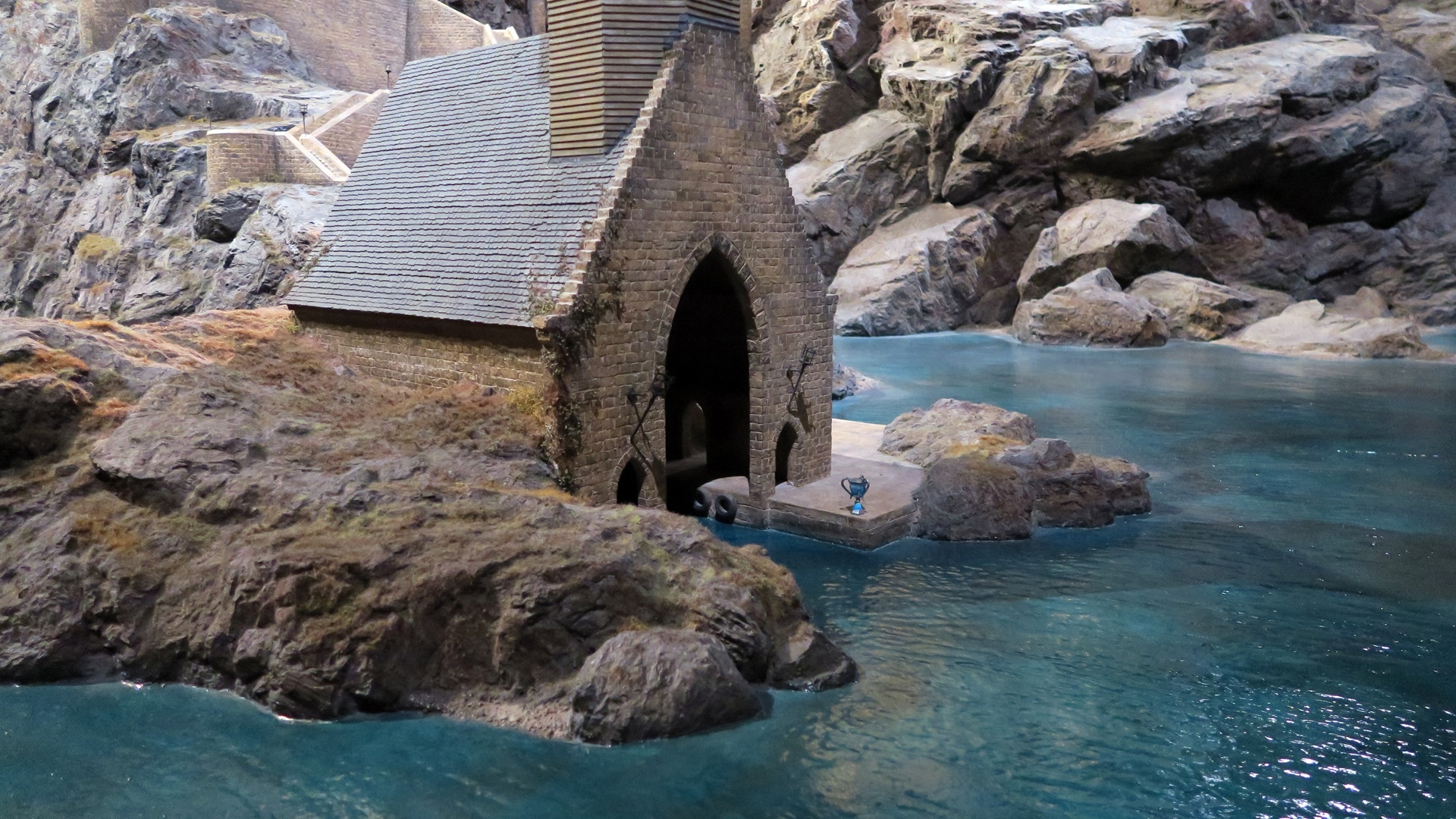 展示の中にミニチュアのモチーフが各所に隠されている