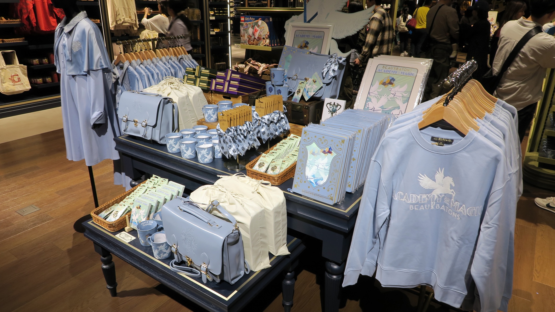 ショップでは新作グッズも多数登場しており、施設内はどこも賑わっていた