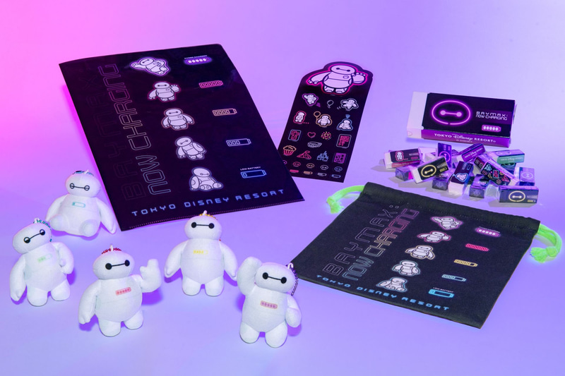 左から、 ぬいぐるみチャーム 各1,400円、クリアホルダー＆ステッカー 800円、消しゴム〈MONO〉セット 2,200円、きんちゃく 850円